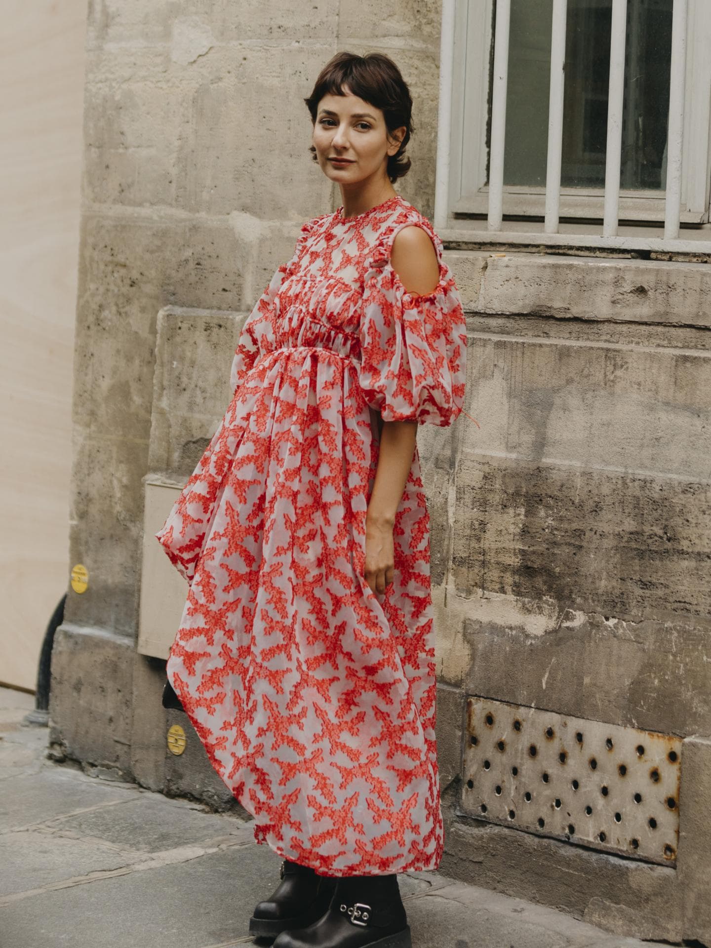 Frau in einem Midikleid Midi-Kleid Streetstyle