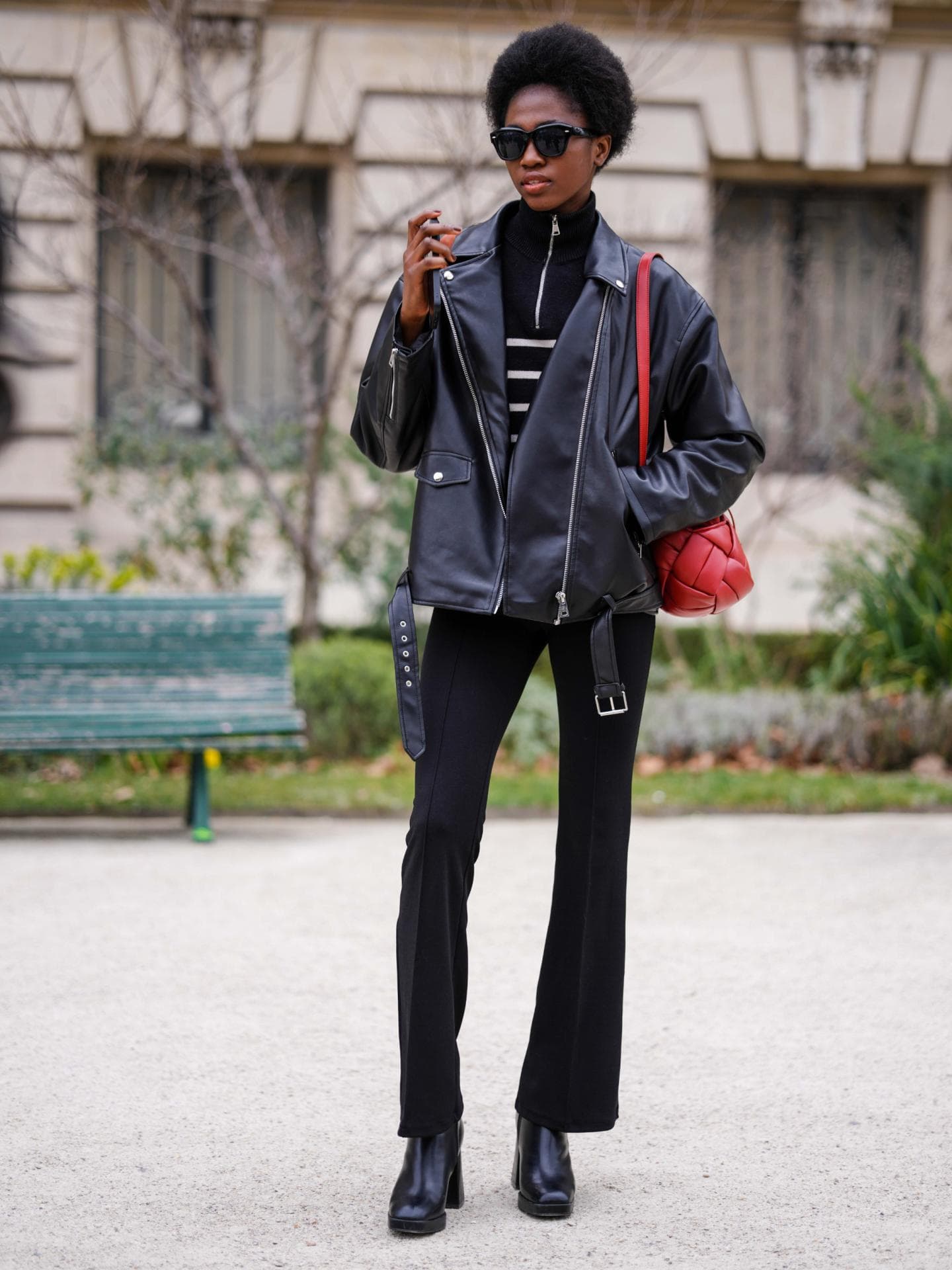 Streetstyle mit schwarzer Schlaghose