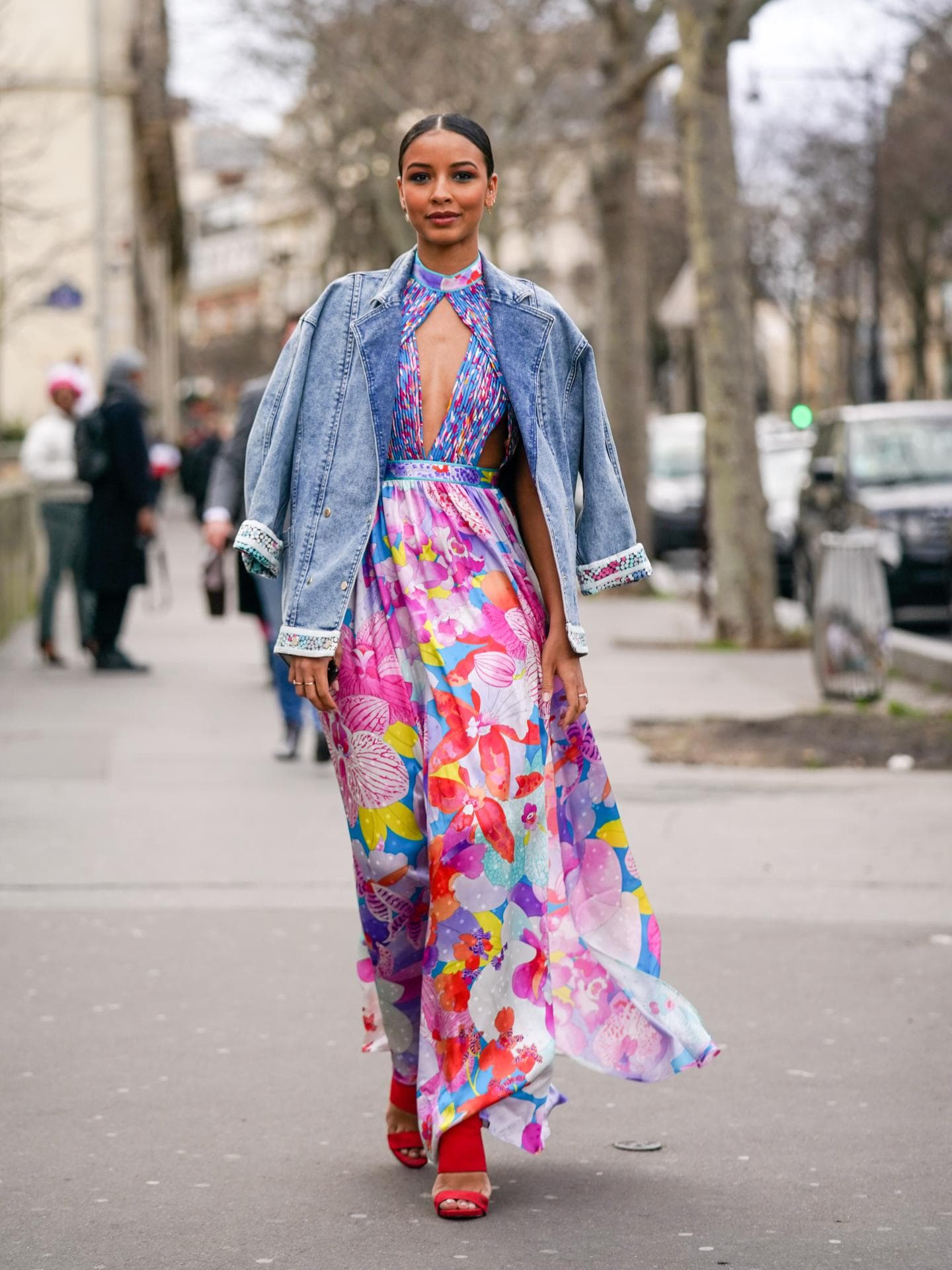 Frau trägt Maxikleid