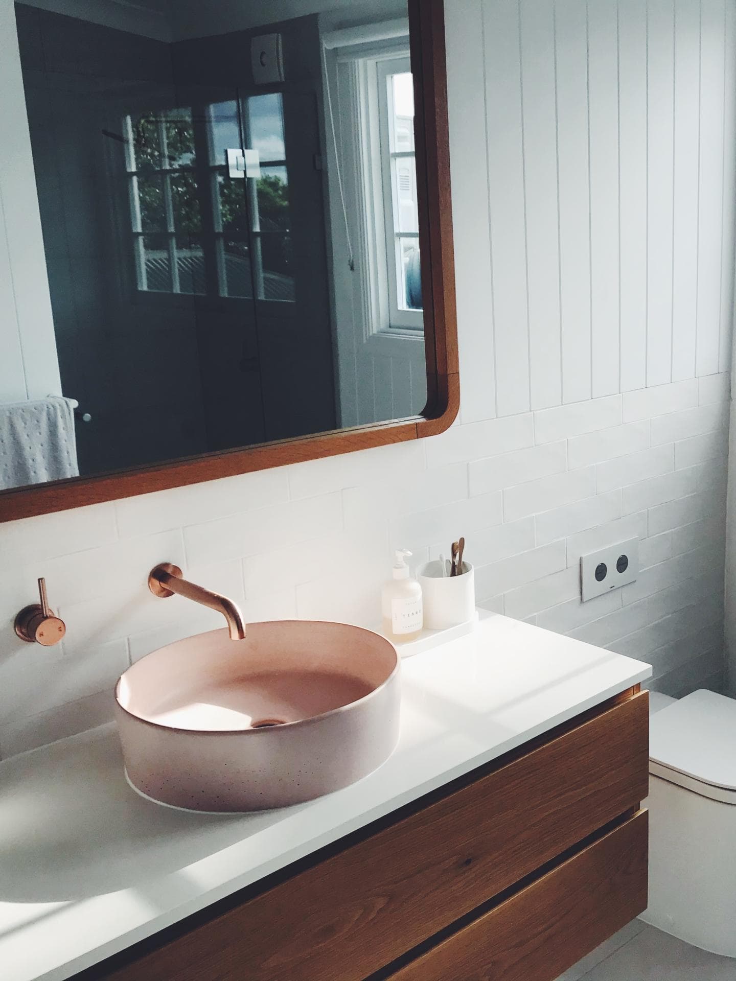 Badezimmer mit Waschschrank und Waschbecken Badezimmer mit Waschschrank und Waschbecken