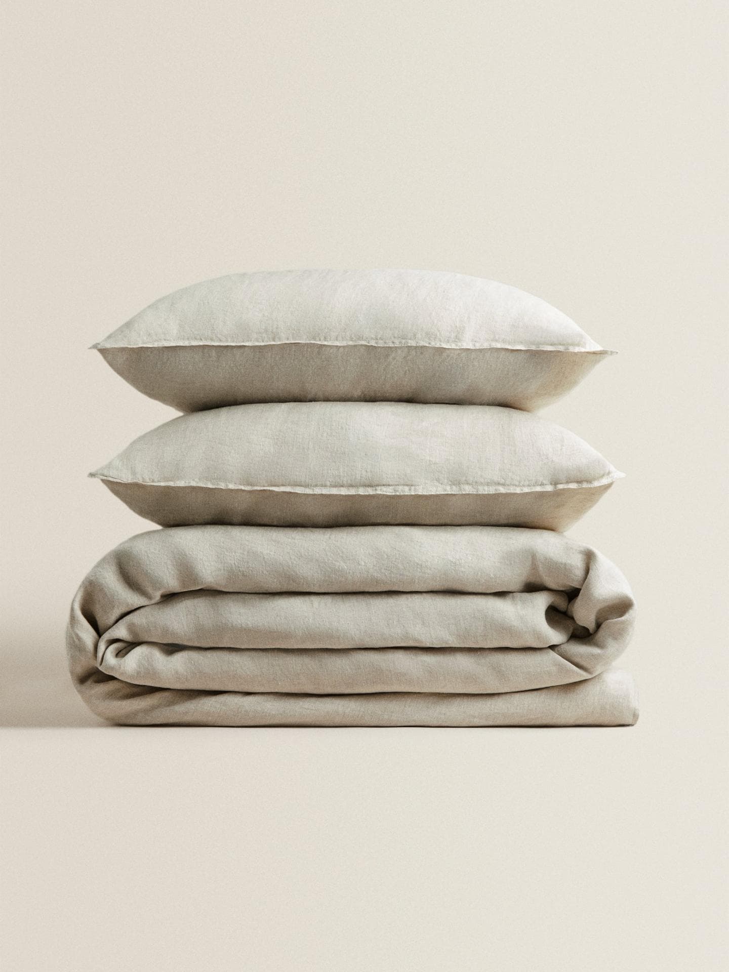 Die leichte Leinen-Bettwäsche in einem Greige-Ton gibt es bei Zara Home ab ca. 70 Euro.