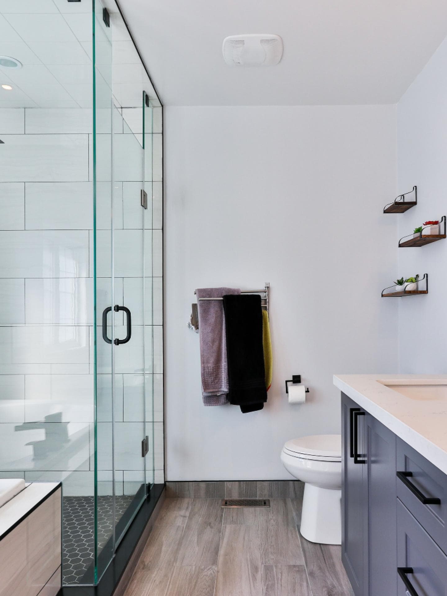 großes Badezimmer mit Spiegel, Waschbecken, Toilette, Dusche und Badewanne