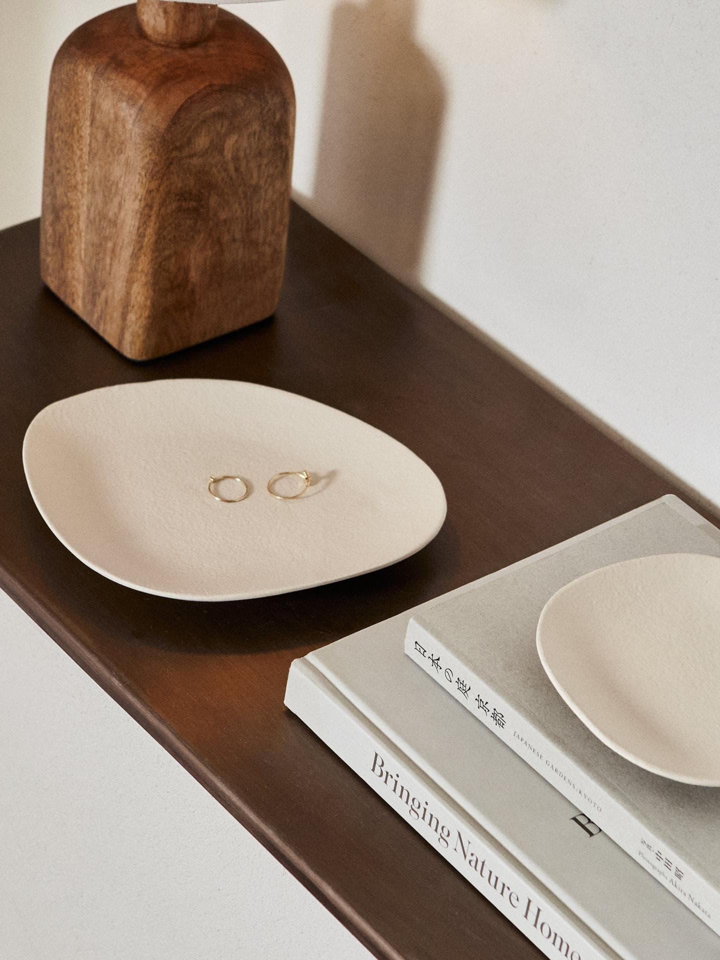 Wunderschönes, kleines Tablett zum Ablegen von Schmuck und anderen Produkten von Zara Home. 