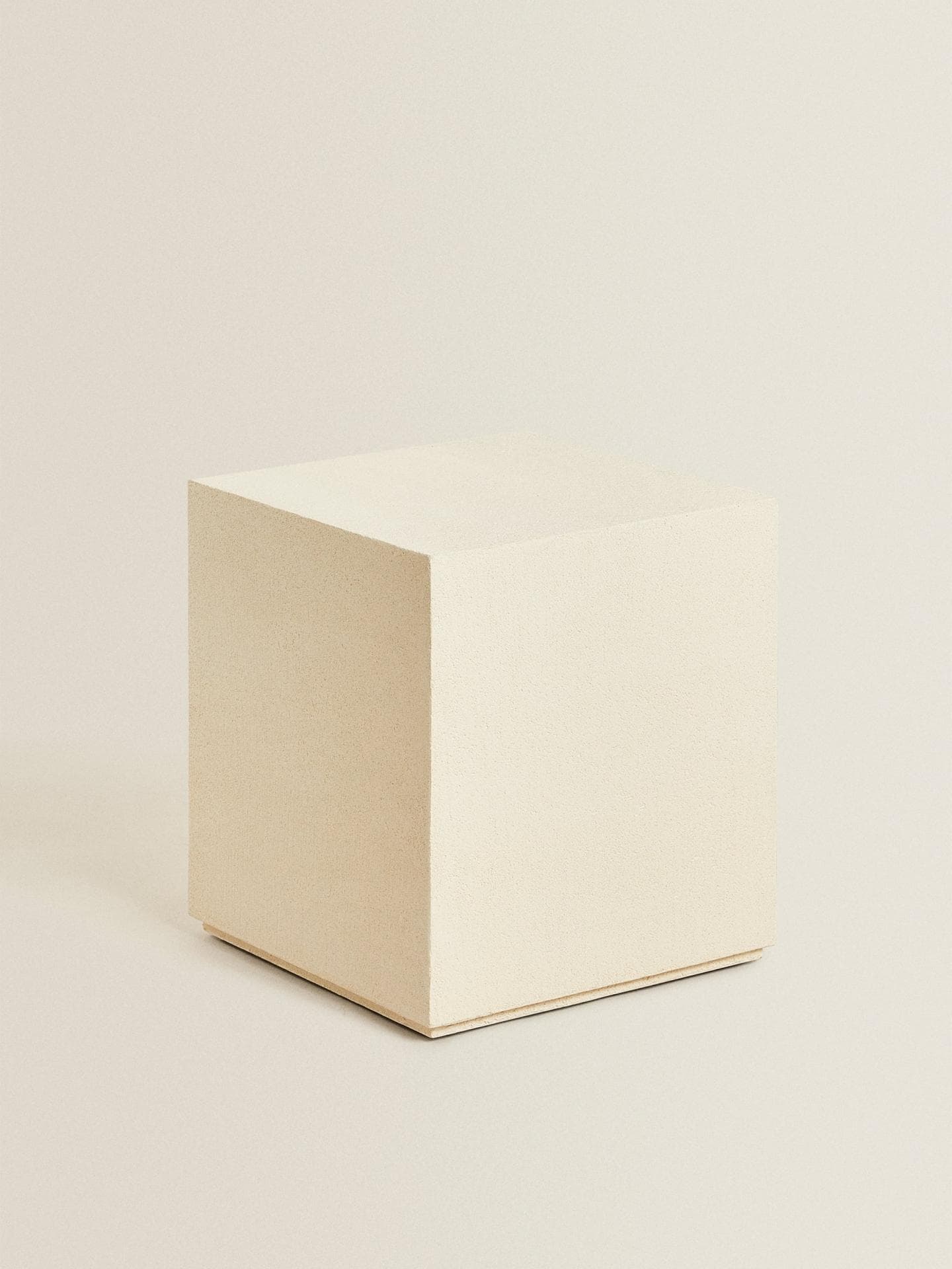 Der perfekte würfelförmige Tisch in Zementausführung in einem Creme-Ton von Zara Home. 