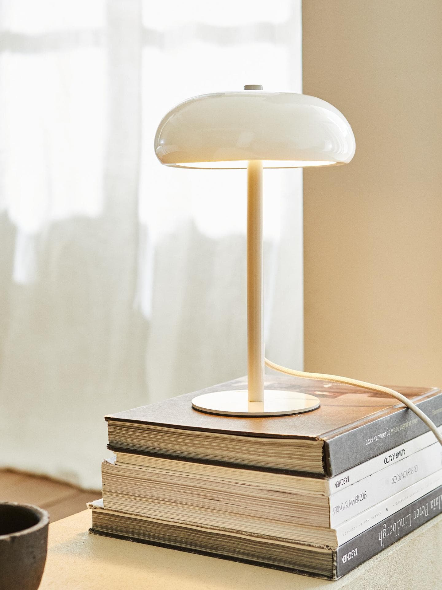 Die Lampe mit rundem Schirm in Weiß ist eines unserer Highlights für den Sommer. 