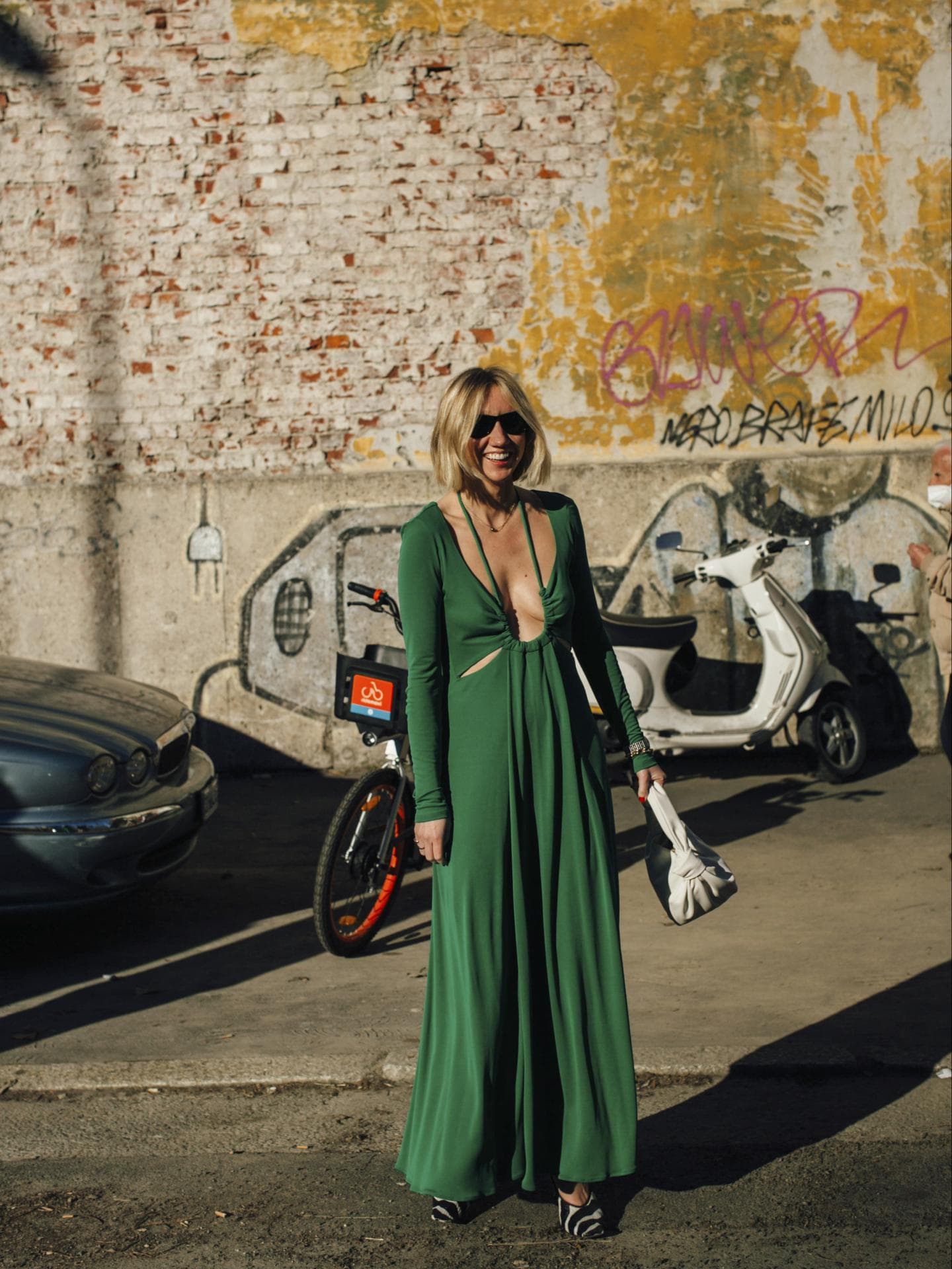 Frau in einem langen Kleid in stylischem Grün