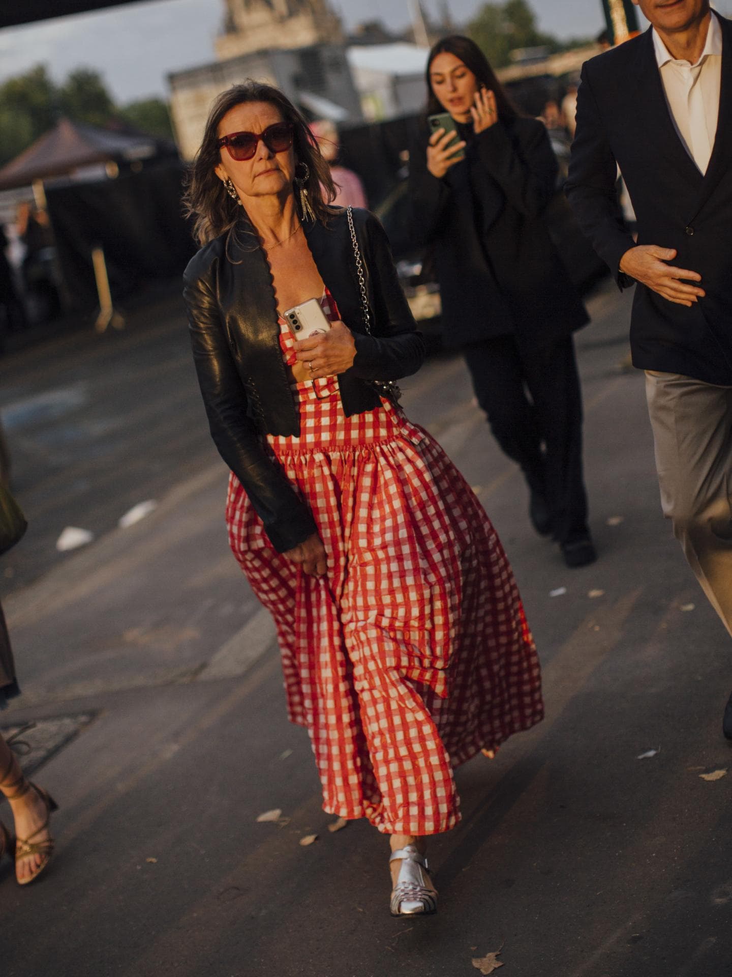 Frau auf der paris fashion week trägt rotes Maxikleid und schwarze Jacke Streetstyle