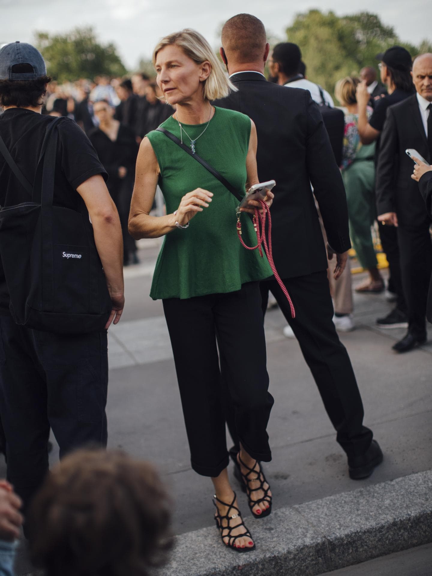 Frau Streetstyle Paris Fashion week grünes Top und schwarze Hose