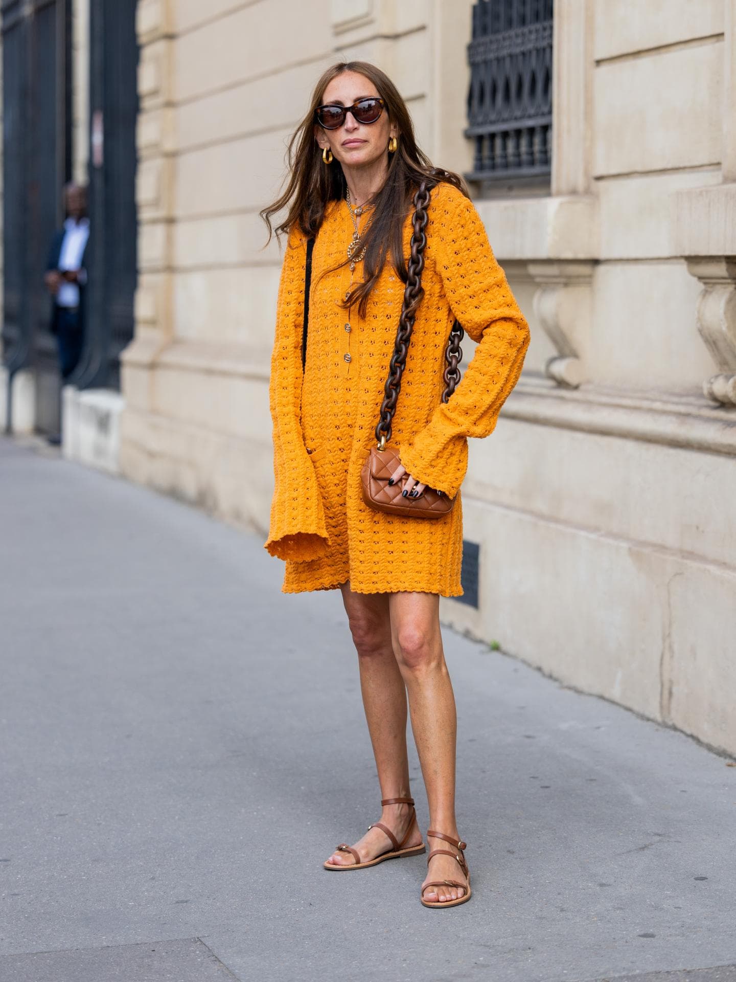 Frau in orangenem Midikleid