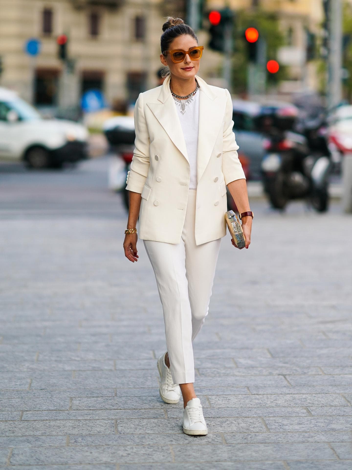 Dieser elegante Schuh ist perfekt für alle, die keine Sneaker mögen Olivia Palermo trägt weiße Sneaker