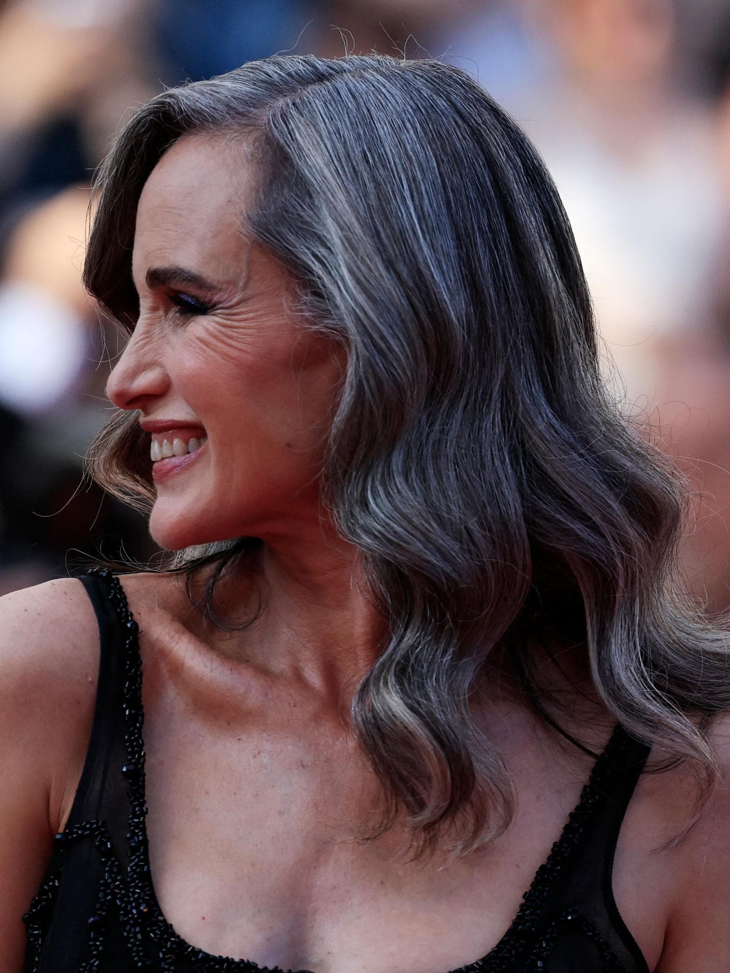 Andie McDowell mit grauem Haar