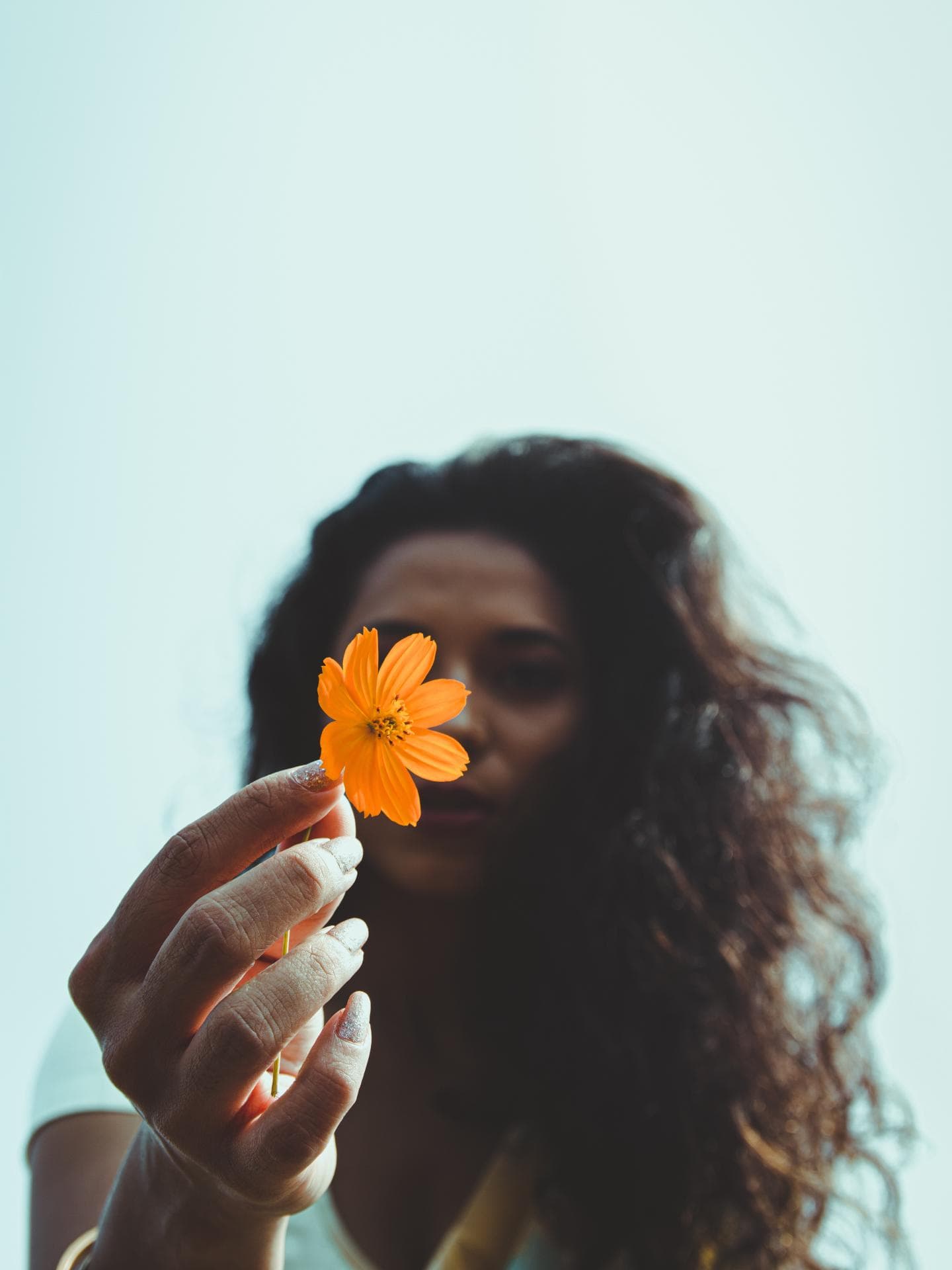 Frau mit Blume
