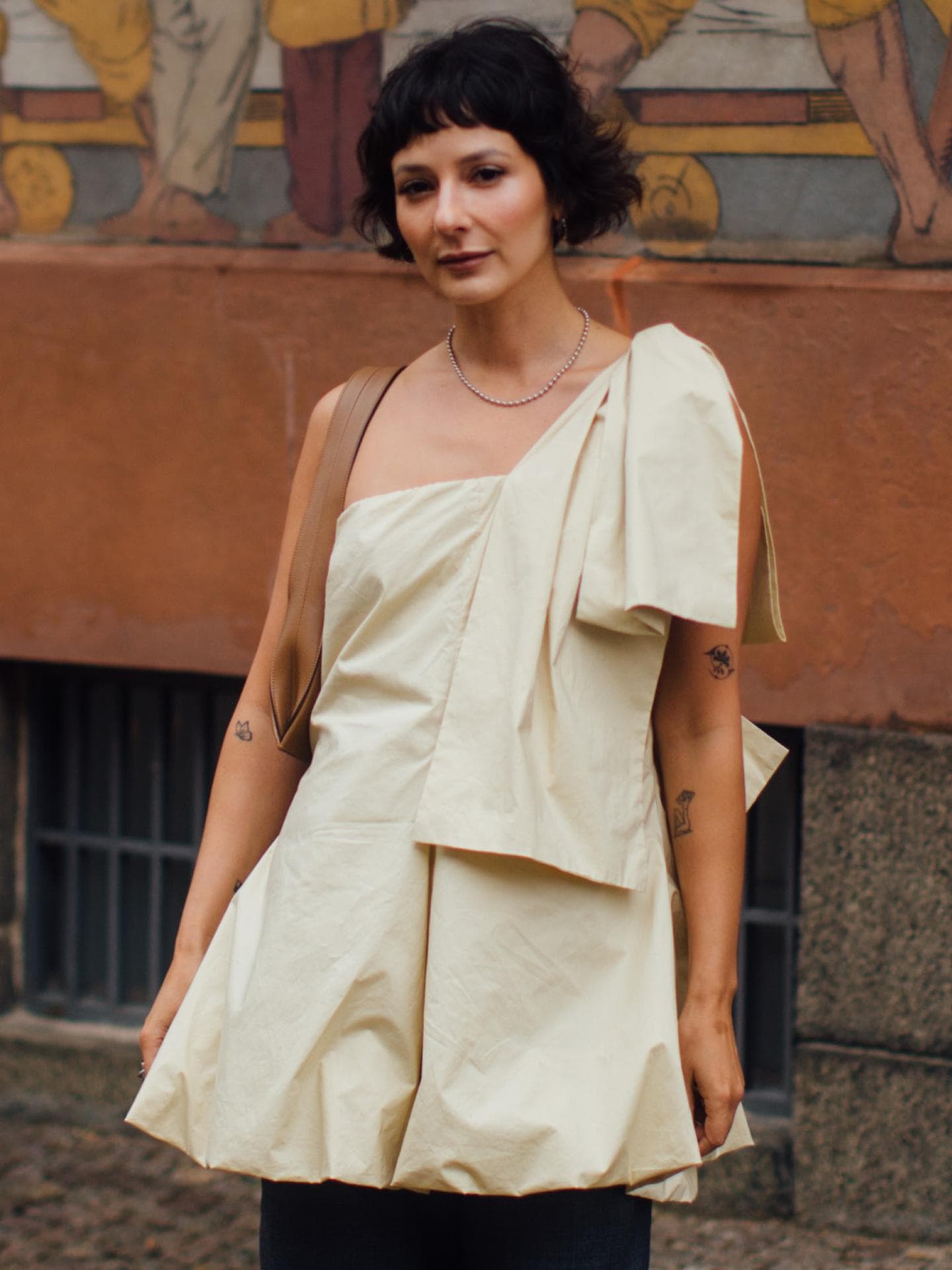 Frau auf Copenhagen Fashion Week mit kurzen Haaren