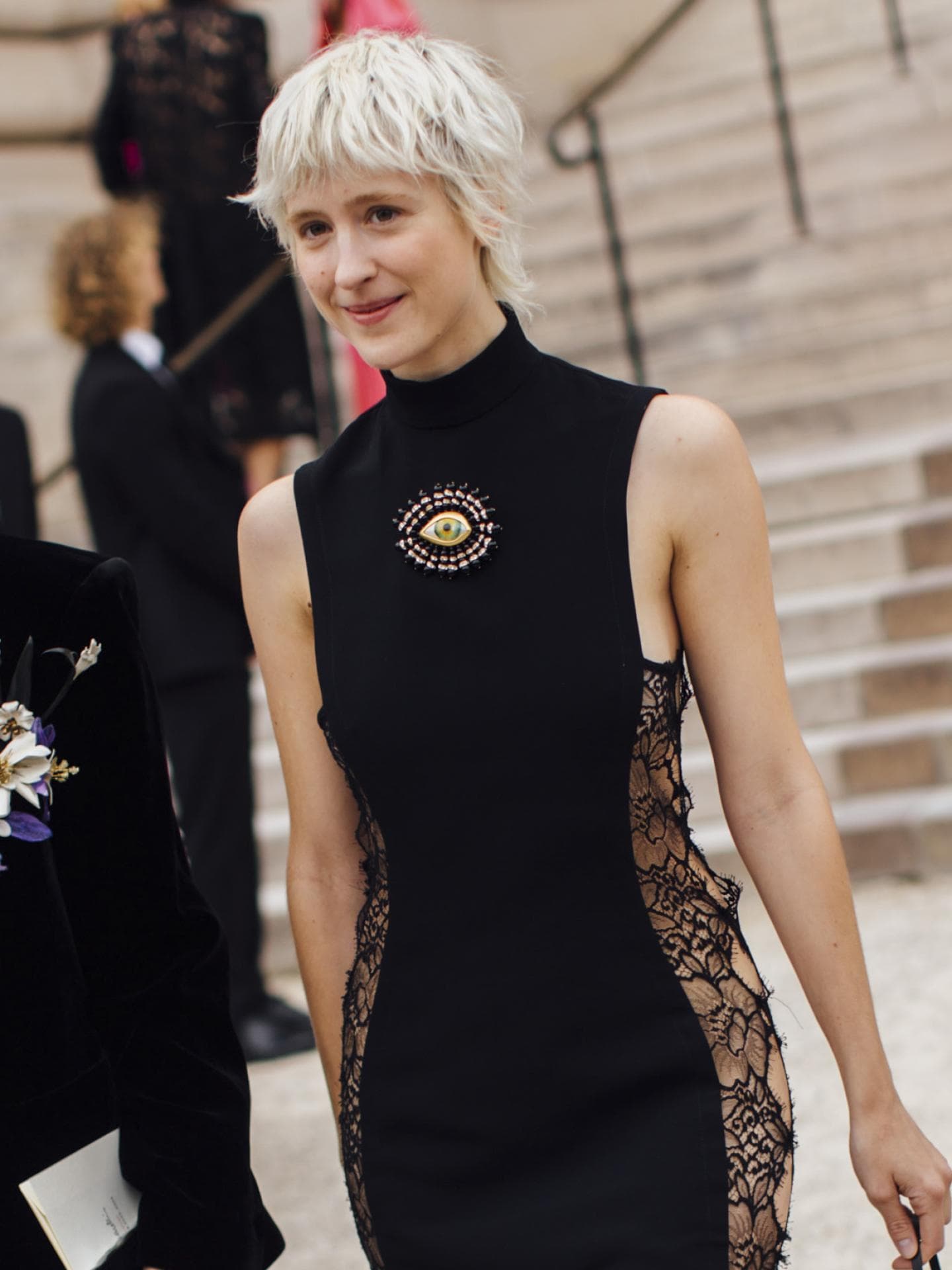 Frau auf Paris Fashion Week mit blonden kurzen Haaren