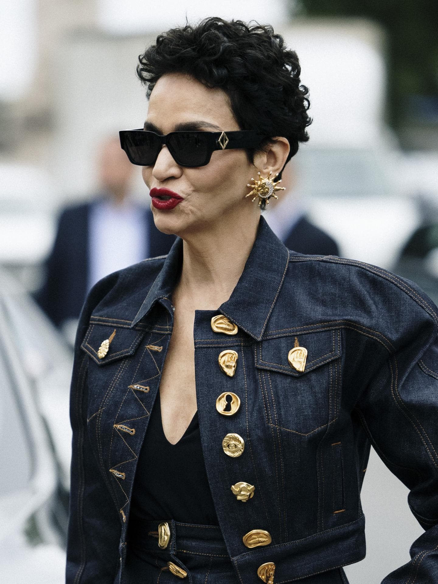 Frau trägt Pixie Cut mit Locken Streetstyle