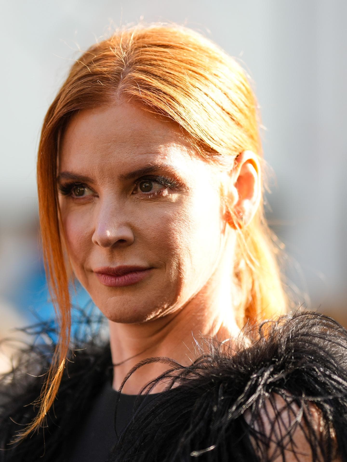 Sarah Rafferty in schwarzem Kleid