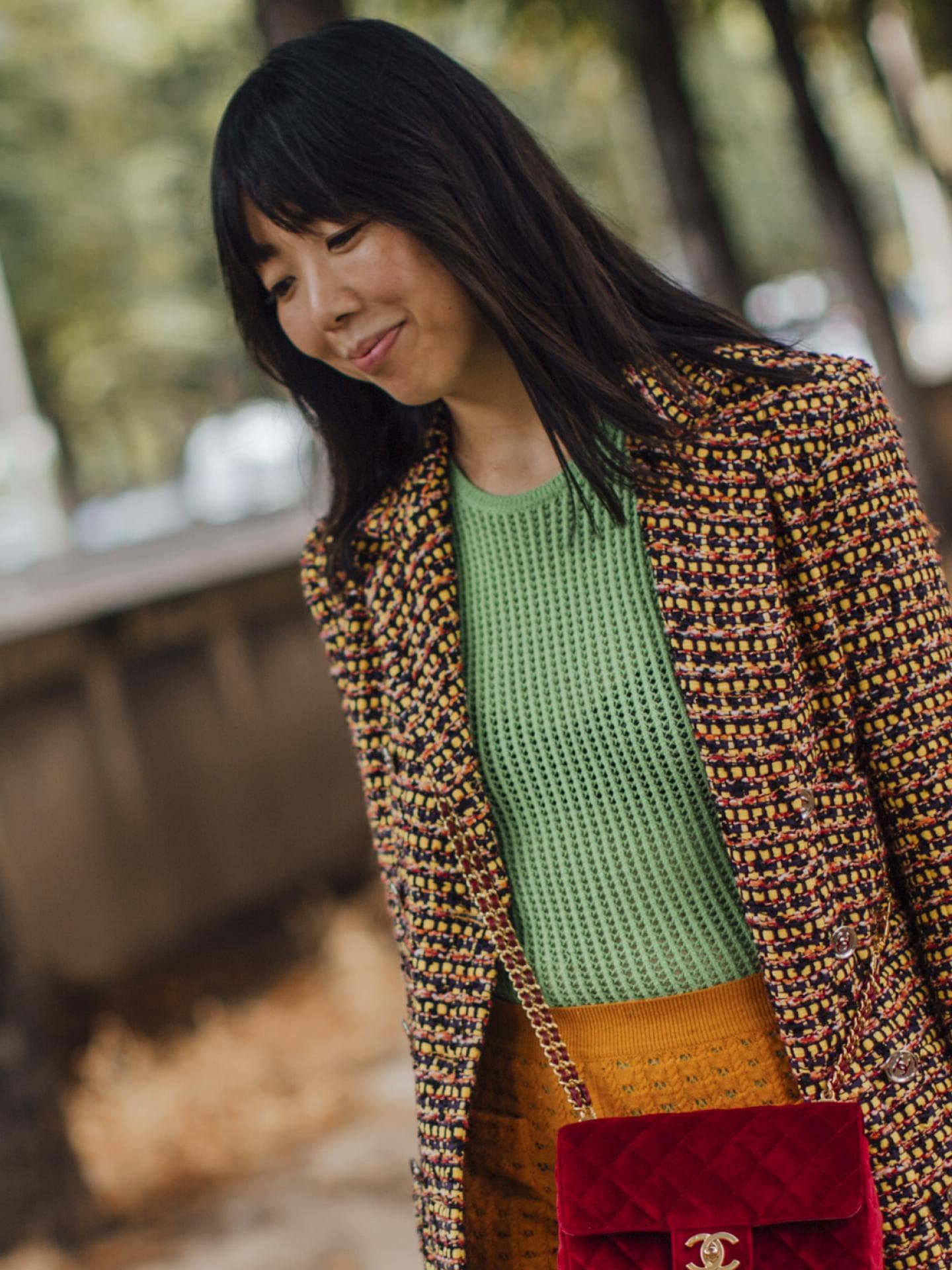 Paris Streetstyle Frau trägt Pony und stylischen Look