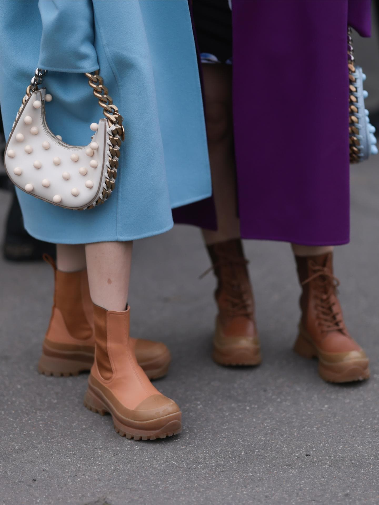 Zwei Frauen tragen flache Stiefeletten