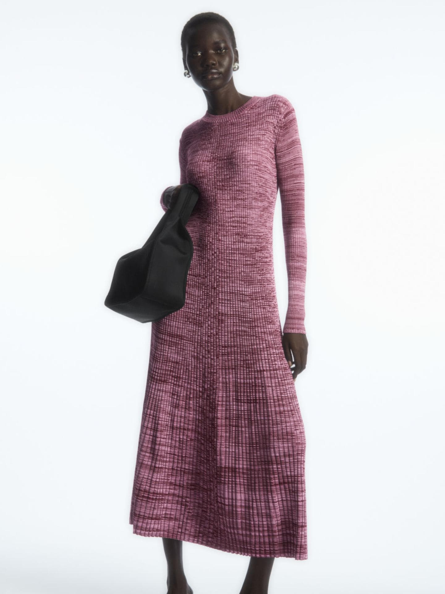Frau in Rippstrick-Kleid in Rosa