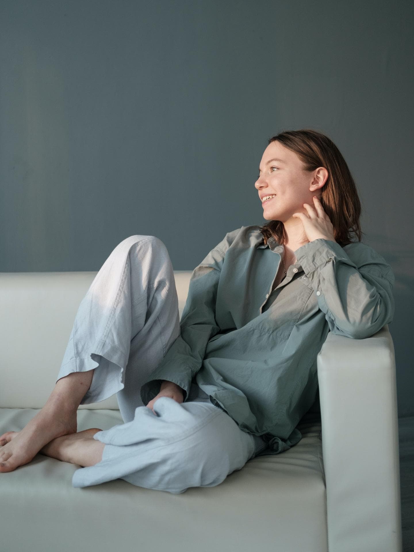 Frau auf dem Sofa