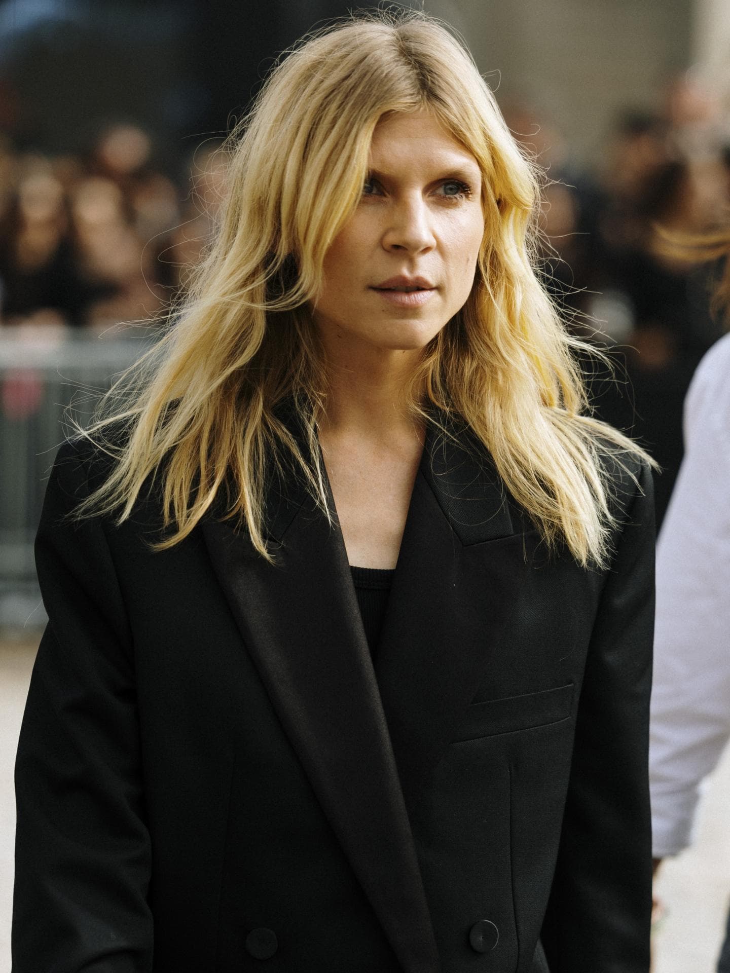 Frau auf Paris Fashion Week Streetstyle schwarzer Blazer blonde Haare