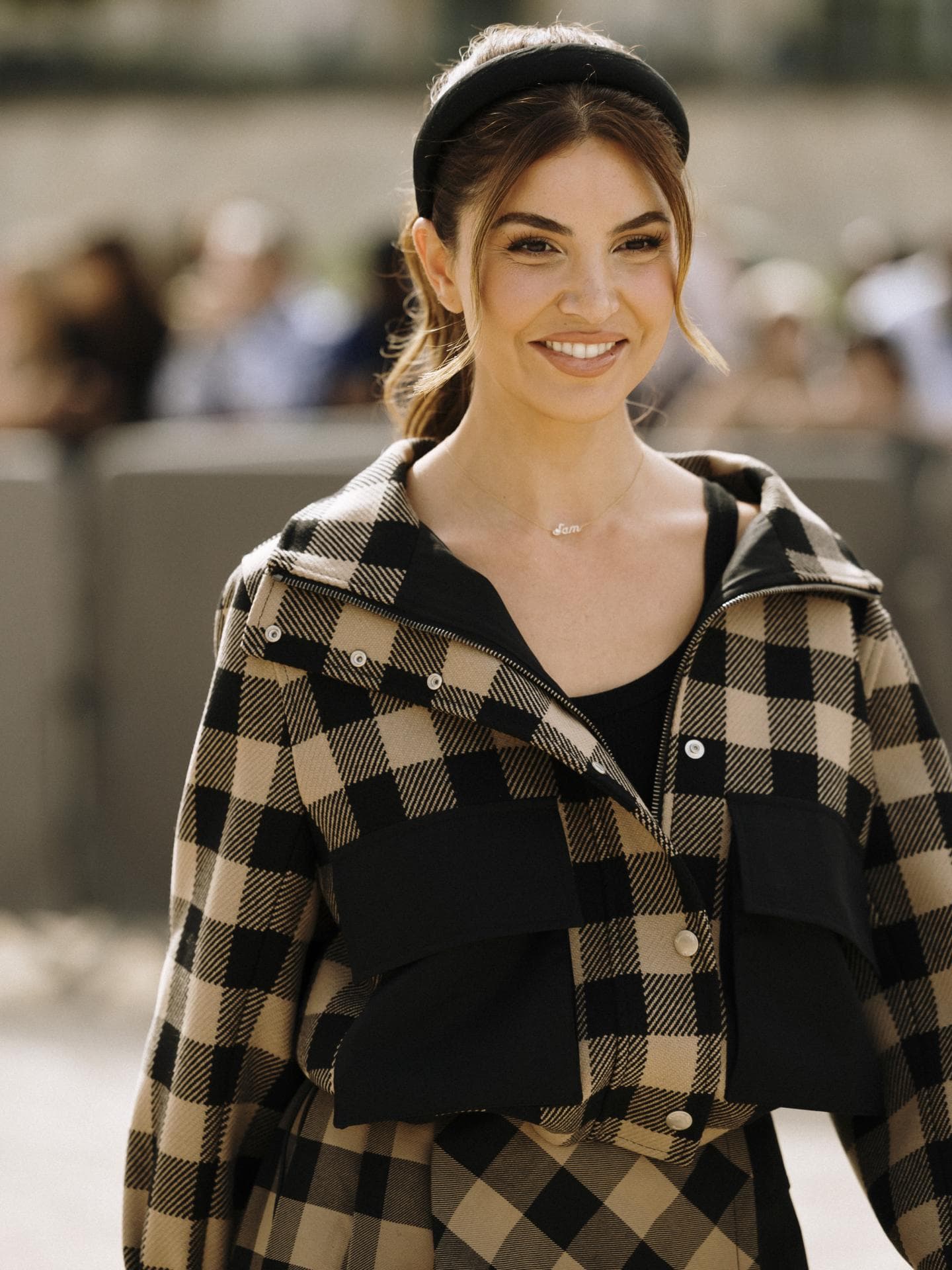 Frau trägt Haarreif auf Paris Fashion Week Streetstyle