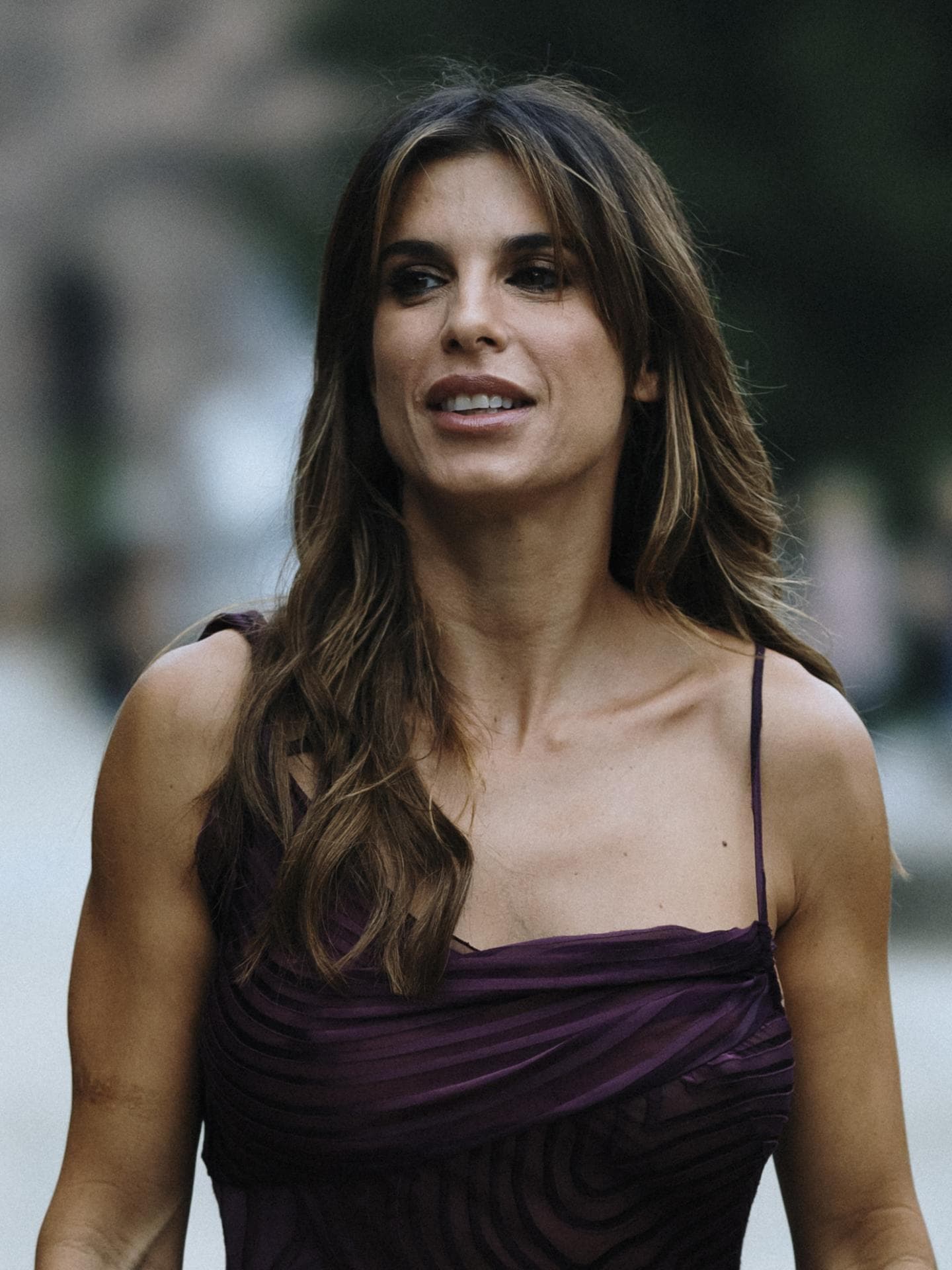 Mailand Fashion Week Frau trägt Slip Dress und offene Haare Mailand Fashion Week Frau trägt Slip Dress und offene Haare