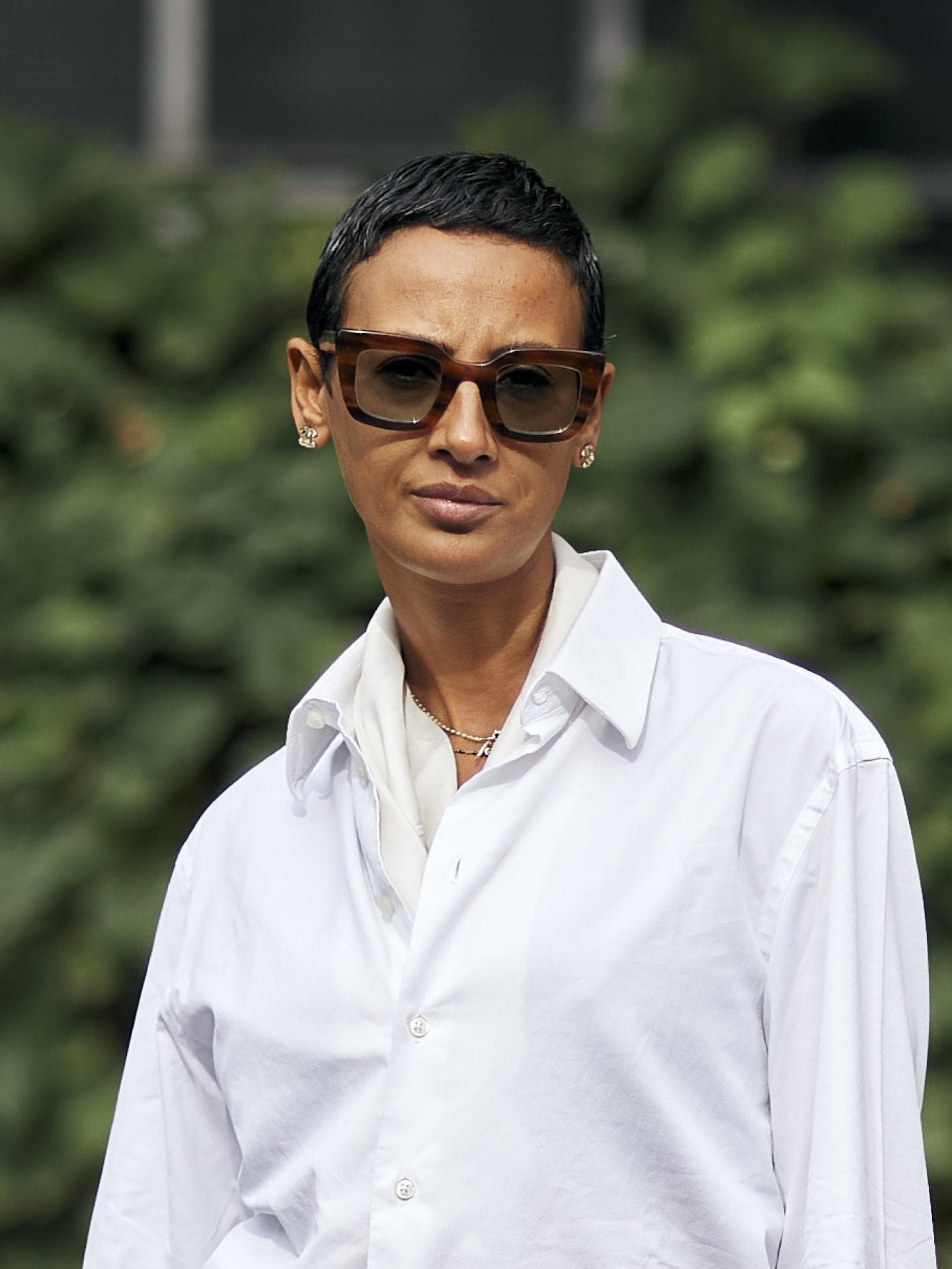 Mailand Fashion Week Streetstyle Frau trägt kurze schwarze Haare und angesagten Look