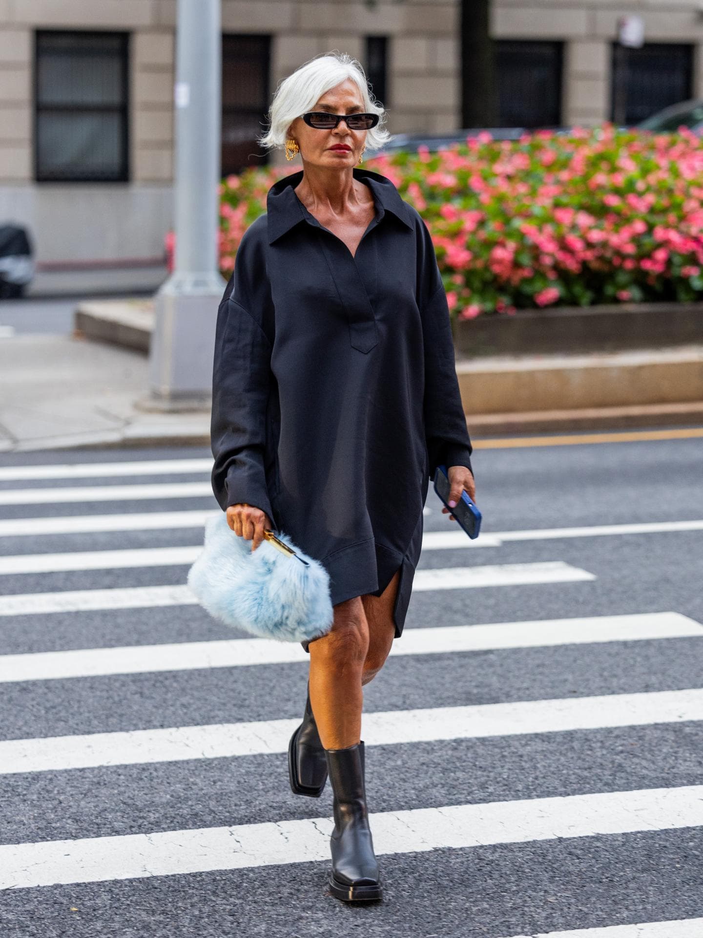 Frauen ab 50 lieben diesen Stiefel-Trend von der New York Fashion Week Frau mit schwarzen Stiefeln