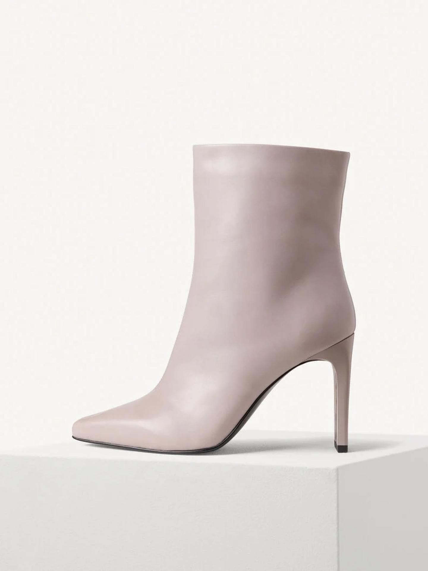 Stiefelette aus hellem Leder