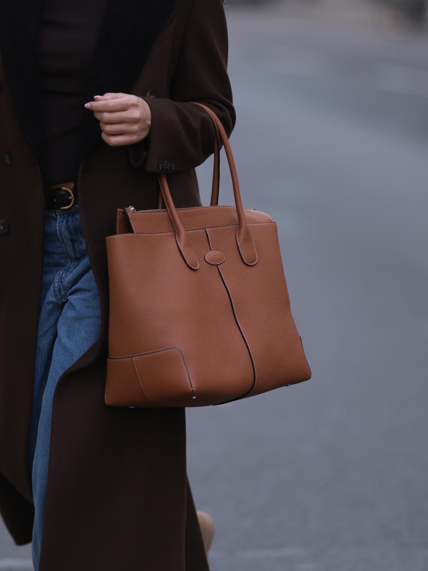 Frau trägt braune Tasche