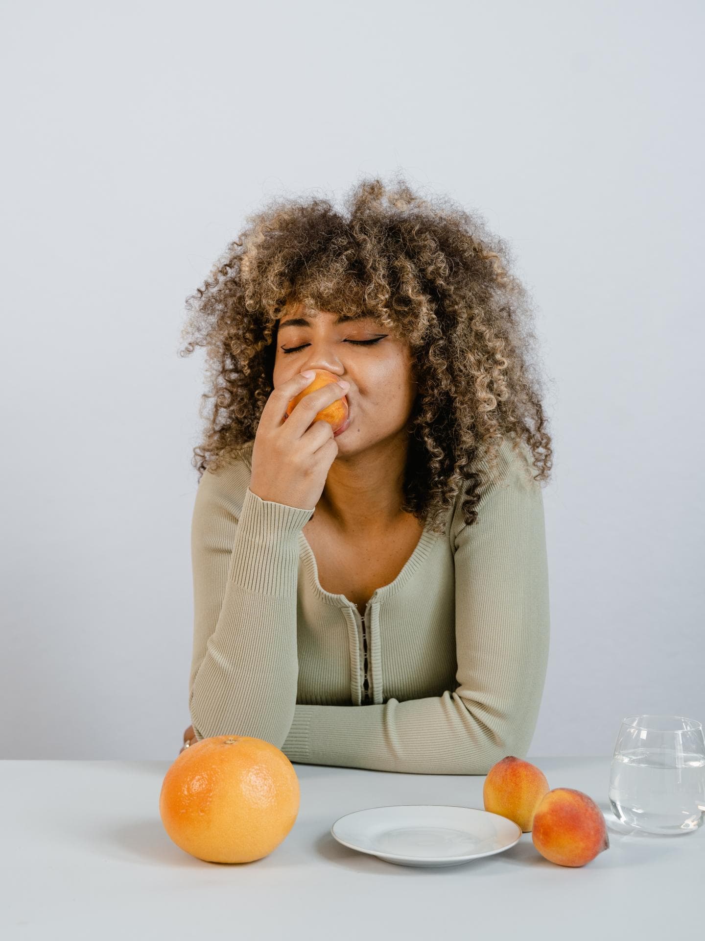 Frau isst Orange