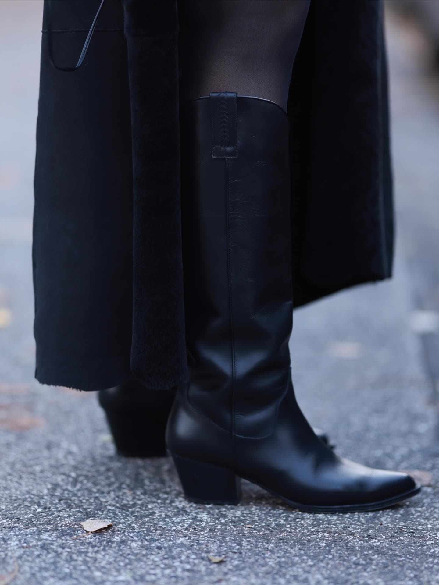 Britta Becker trägt schwarze Cowboy Stiefel mit Absatz auf Leder Streetstyle
