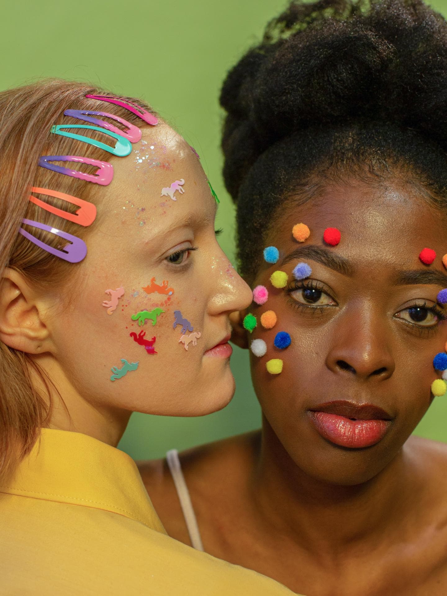 Zwei Frauen mit bunten Accessoires