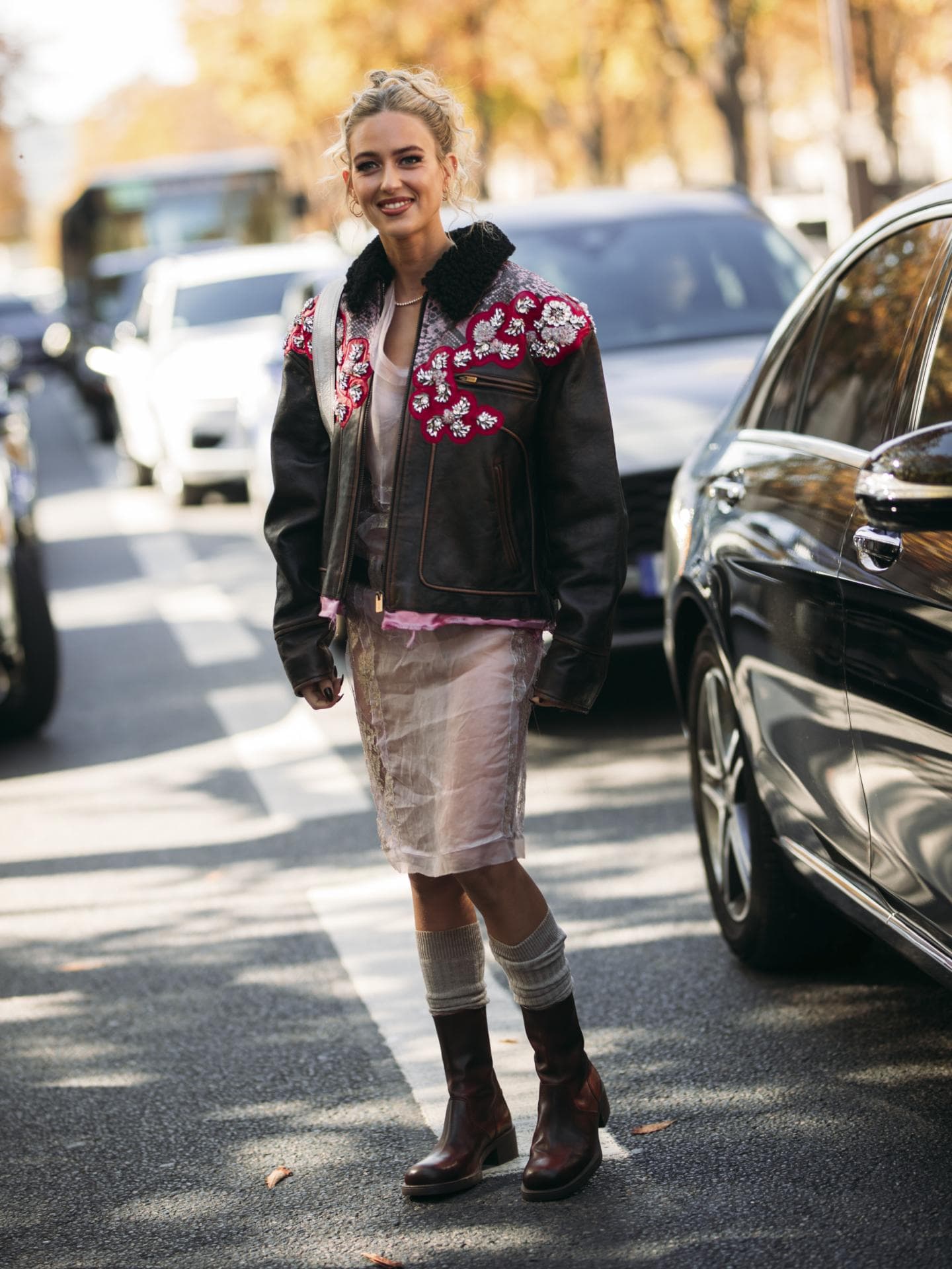 Emili Sindlev trägt rot-braune Biker Boots mit Stulpen Emili Sindlev trägt rot-braune Biker Boots mit Stulpen