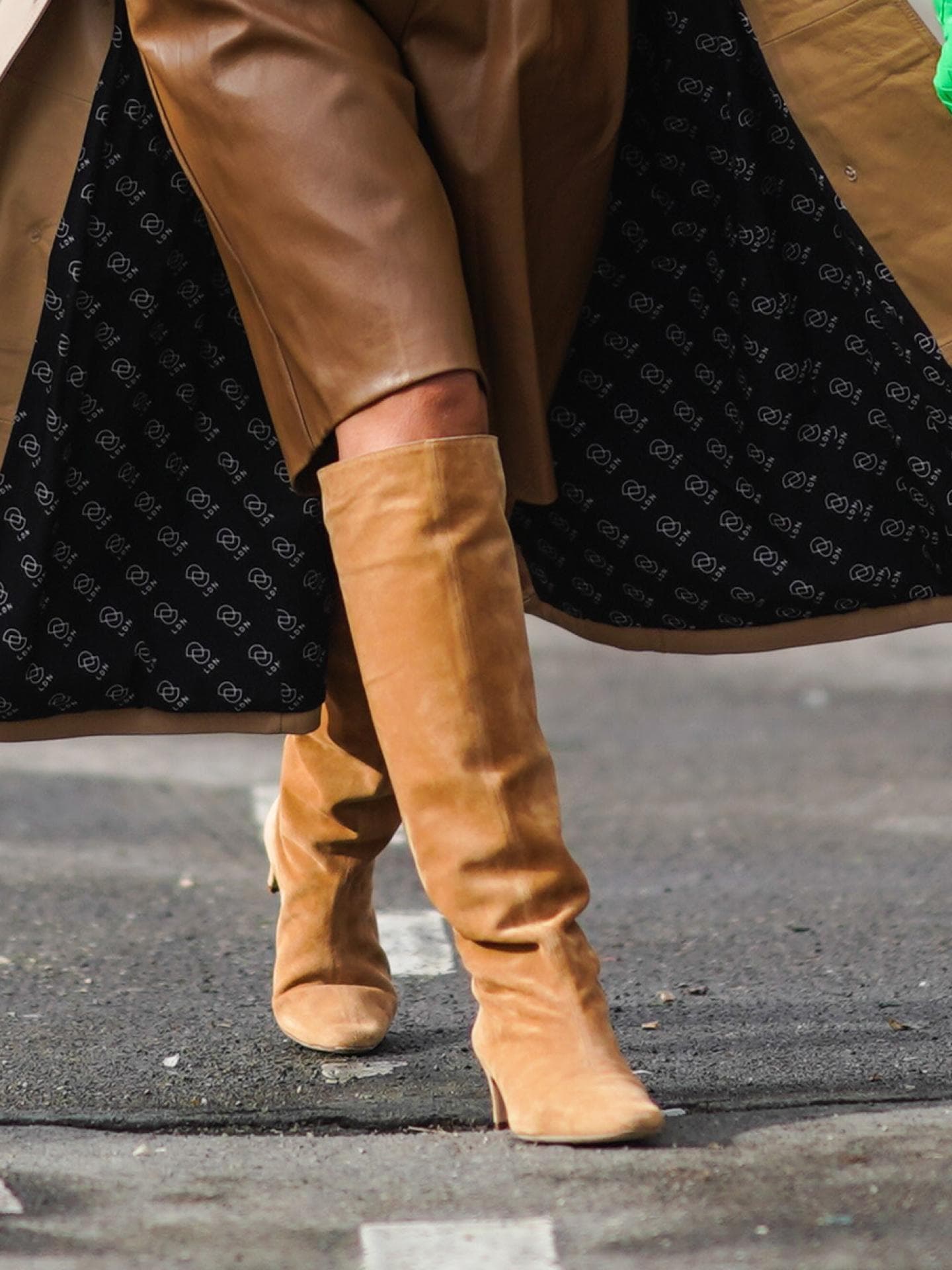 Frau trägt braune Wildlederstiefel
