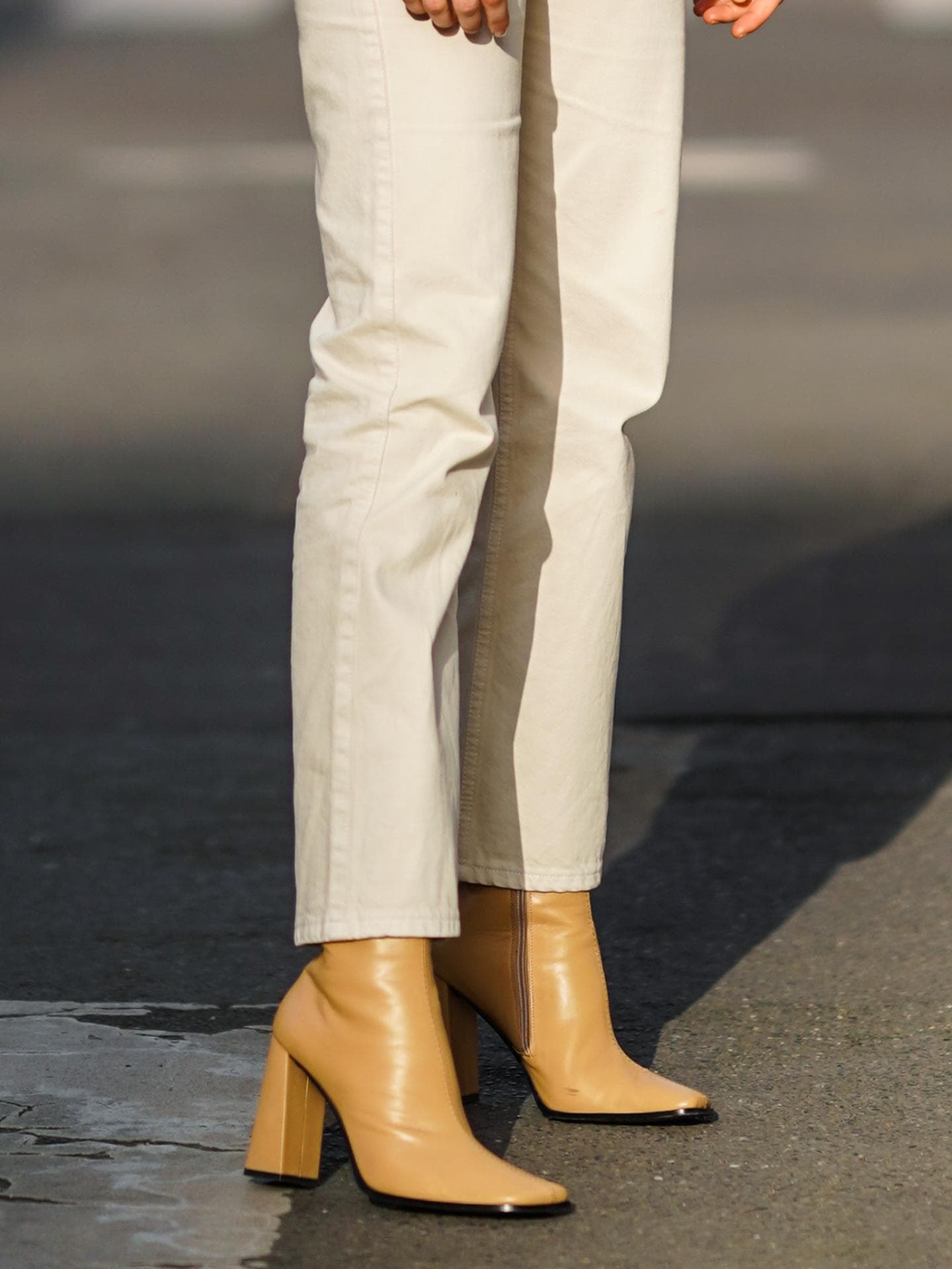 Frau trägt beige Boots