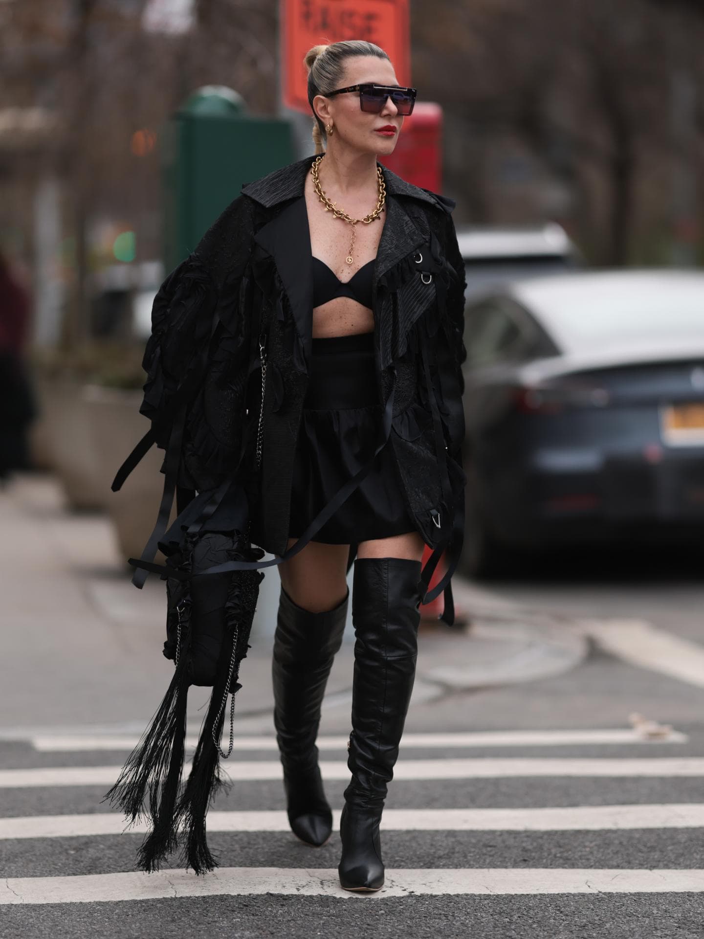 Olga Ferrara streetstyle mit rock schwarzer Jacke und Overknees