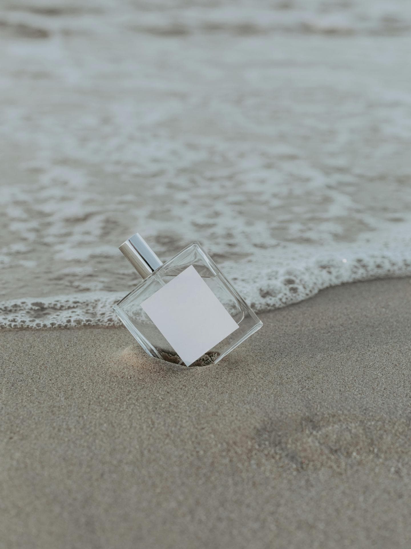 Flacon im Sand am Strand