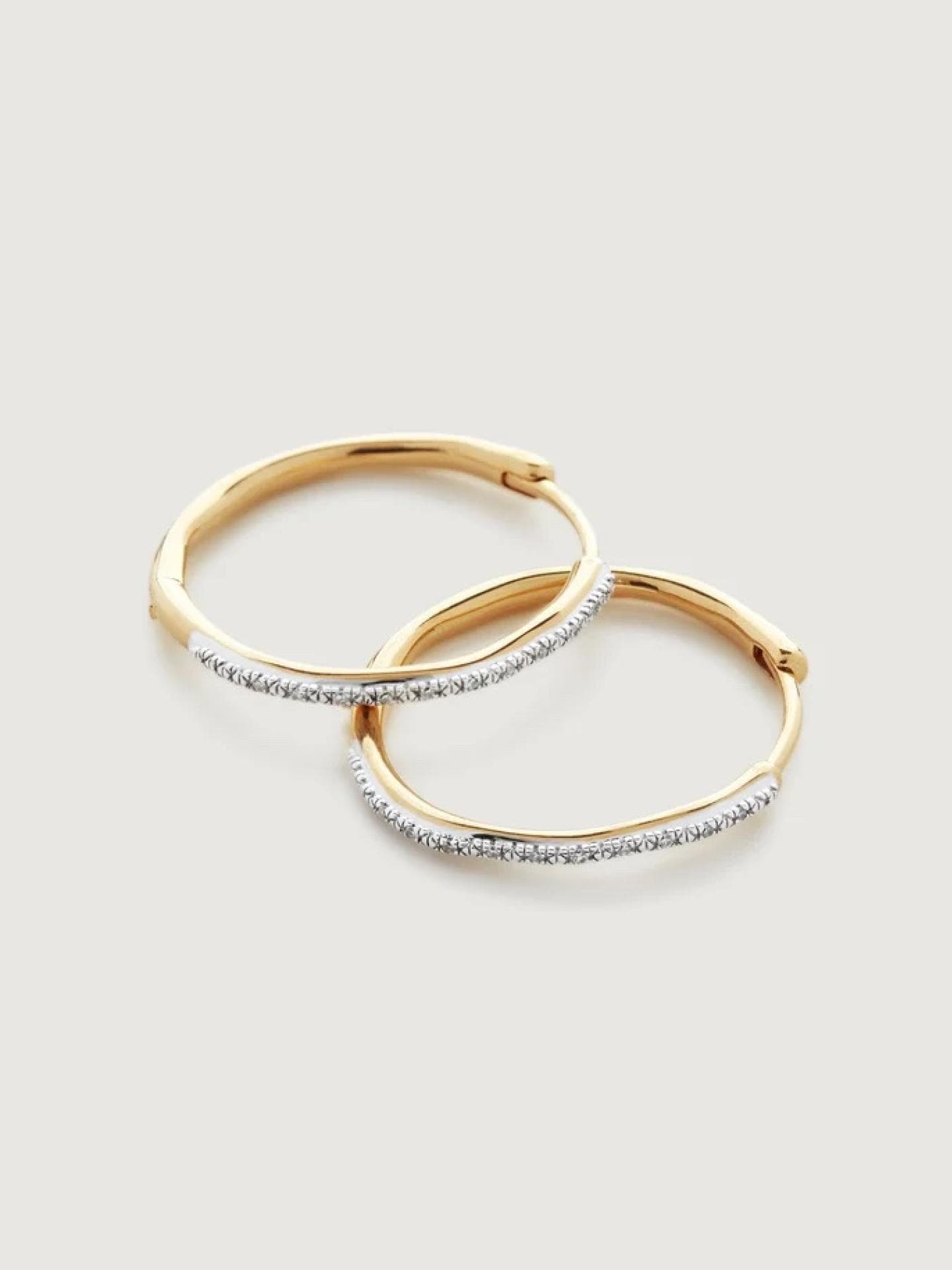 Goldene Creolen von Monica Vinader