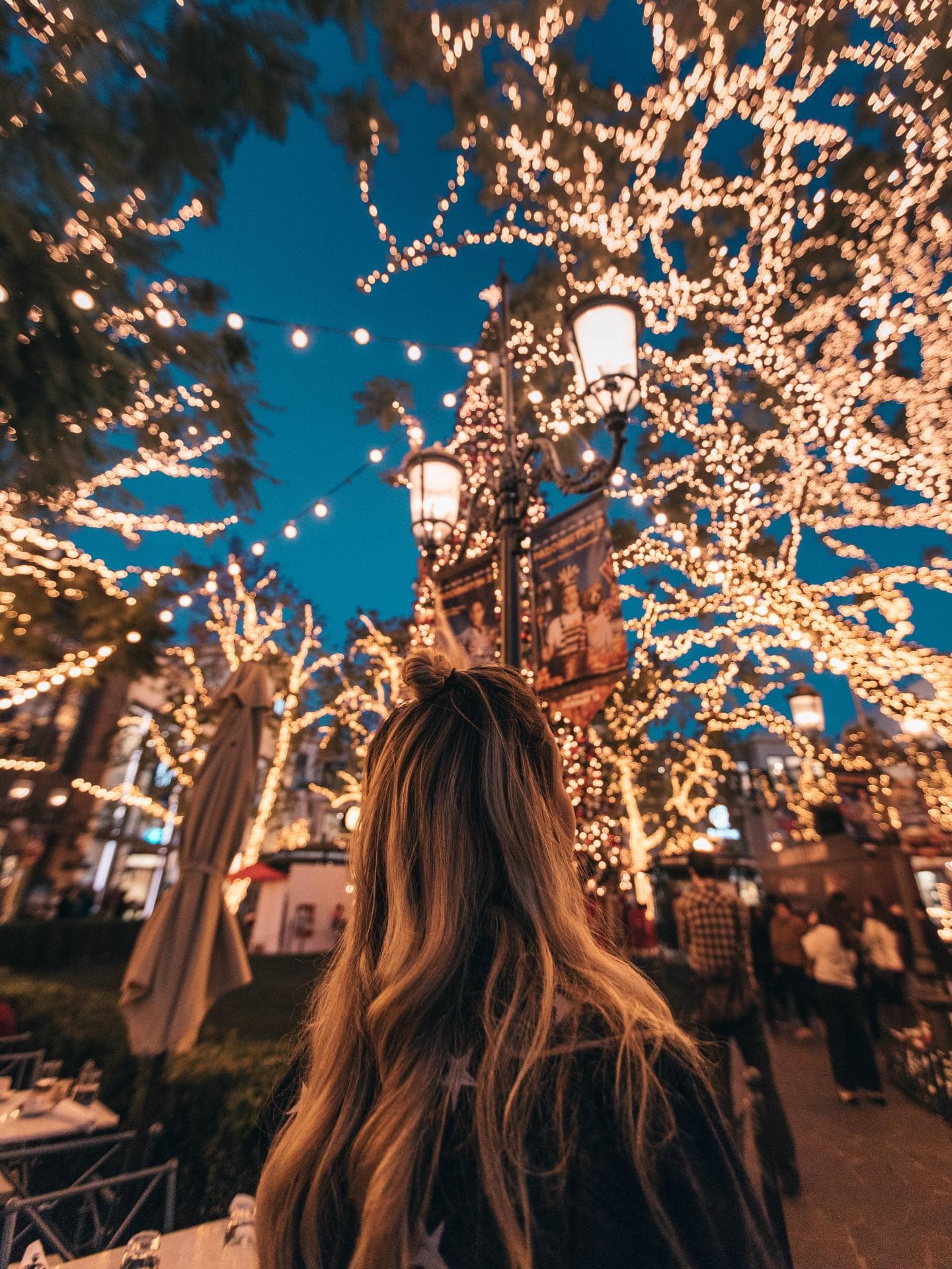 Diese Sternzeichen finden ihre große Liebe auf dem Weihnachtsmarkt Frau auf Weihnachtsmarkt