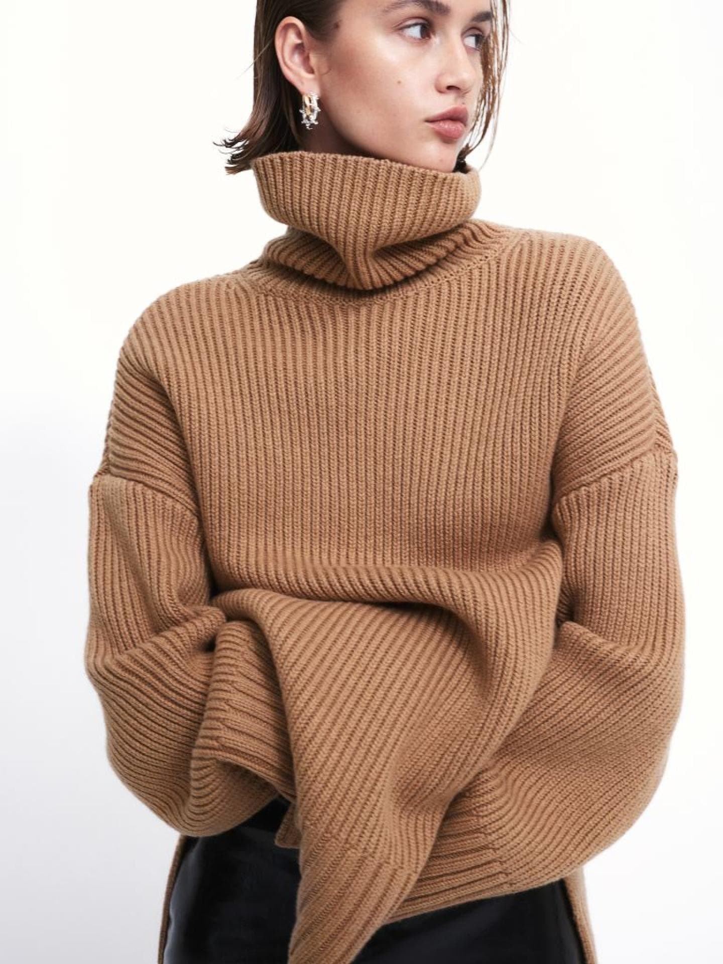 Brauner Pullover mit Rollkragen