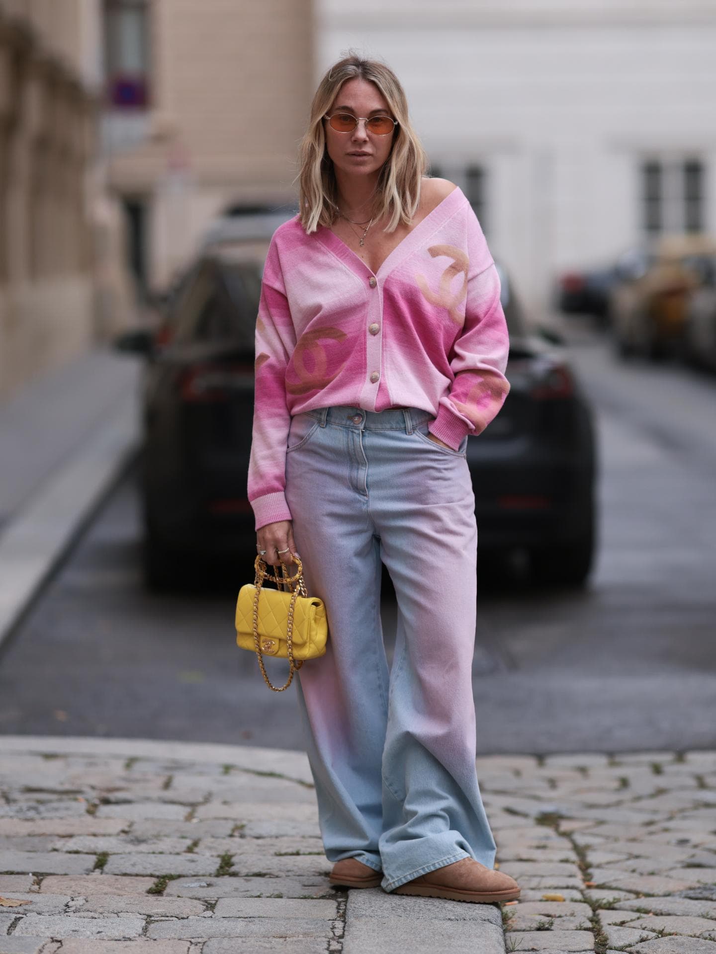 Frau mit pinkem Cardigan