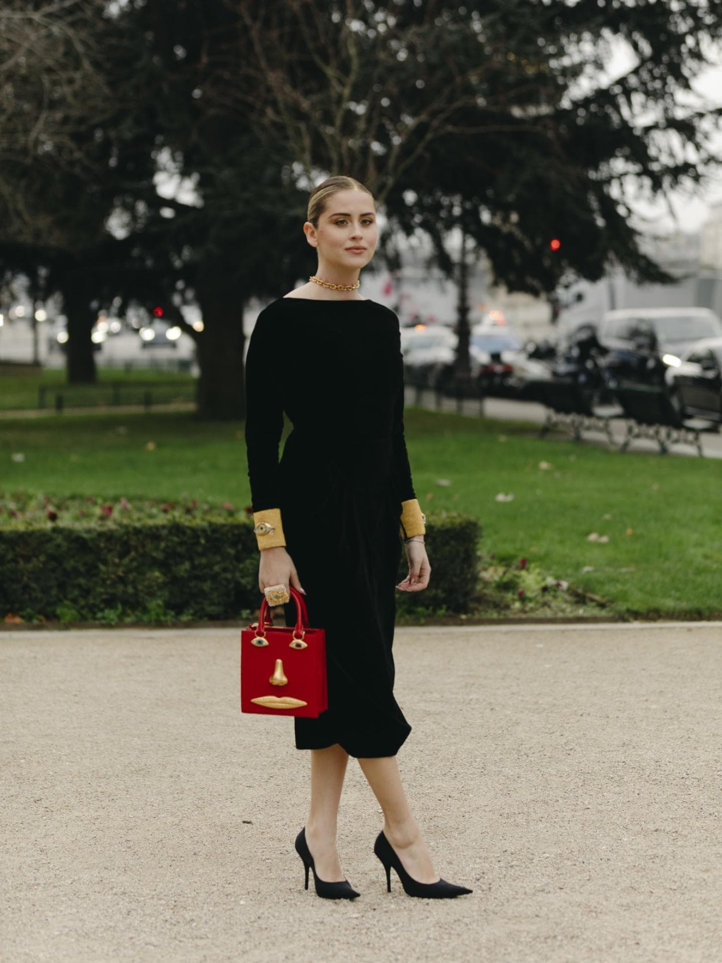 Frau im schwarzen Midi-Kleid
