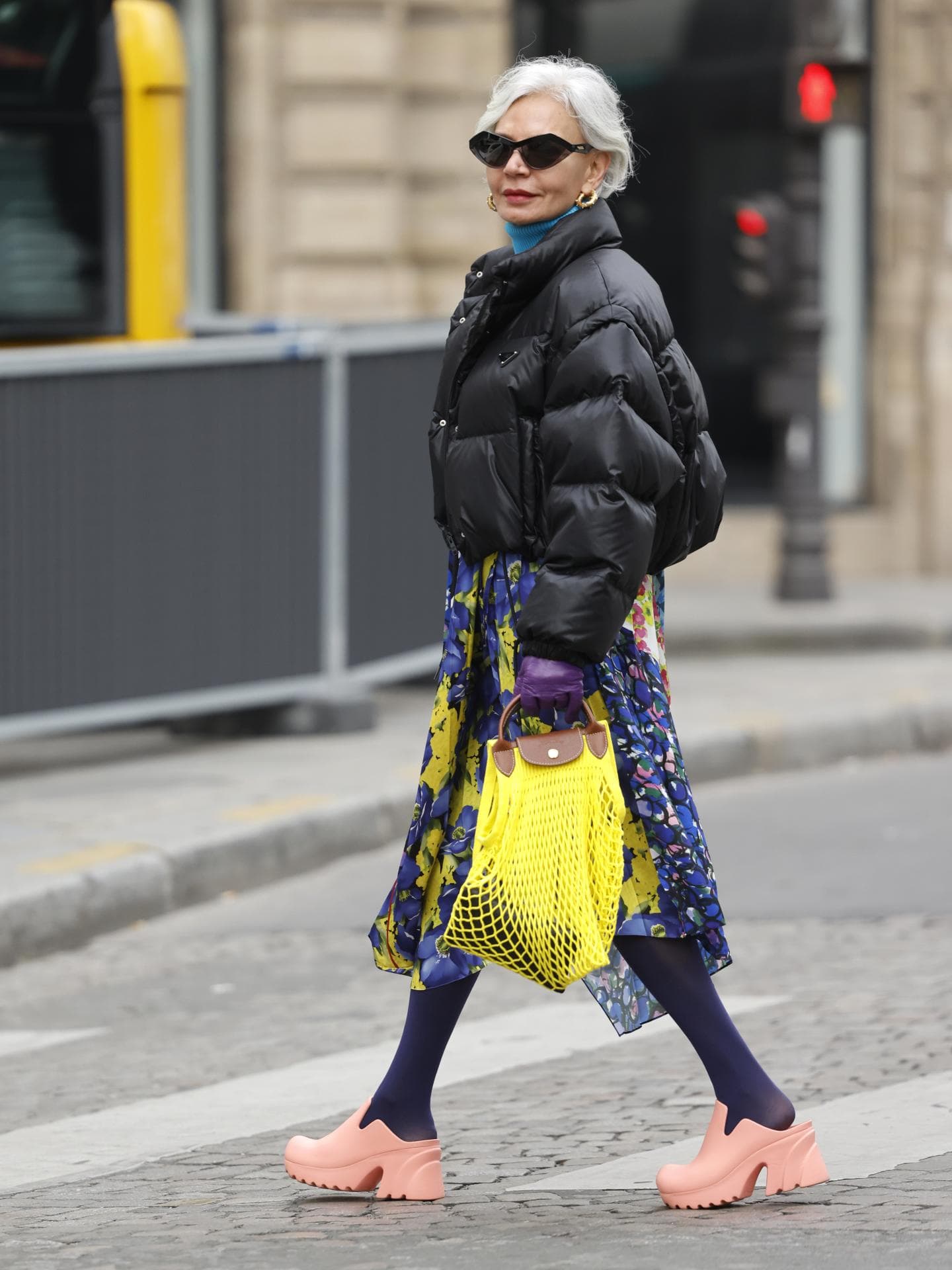 Influencer Grece Ghanem auf Paris Fashion Week mit schwarzer Cropped Jacke