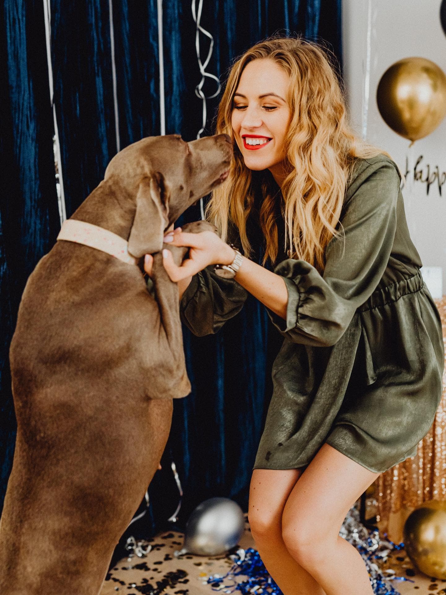 Silvester Haustier Frau und Hund an Silvester
