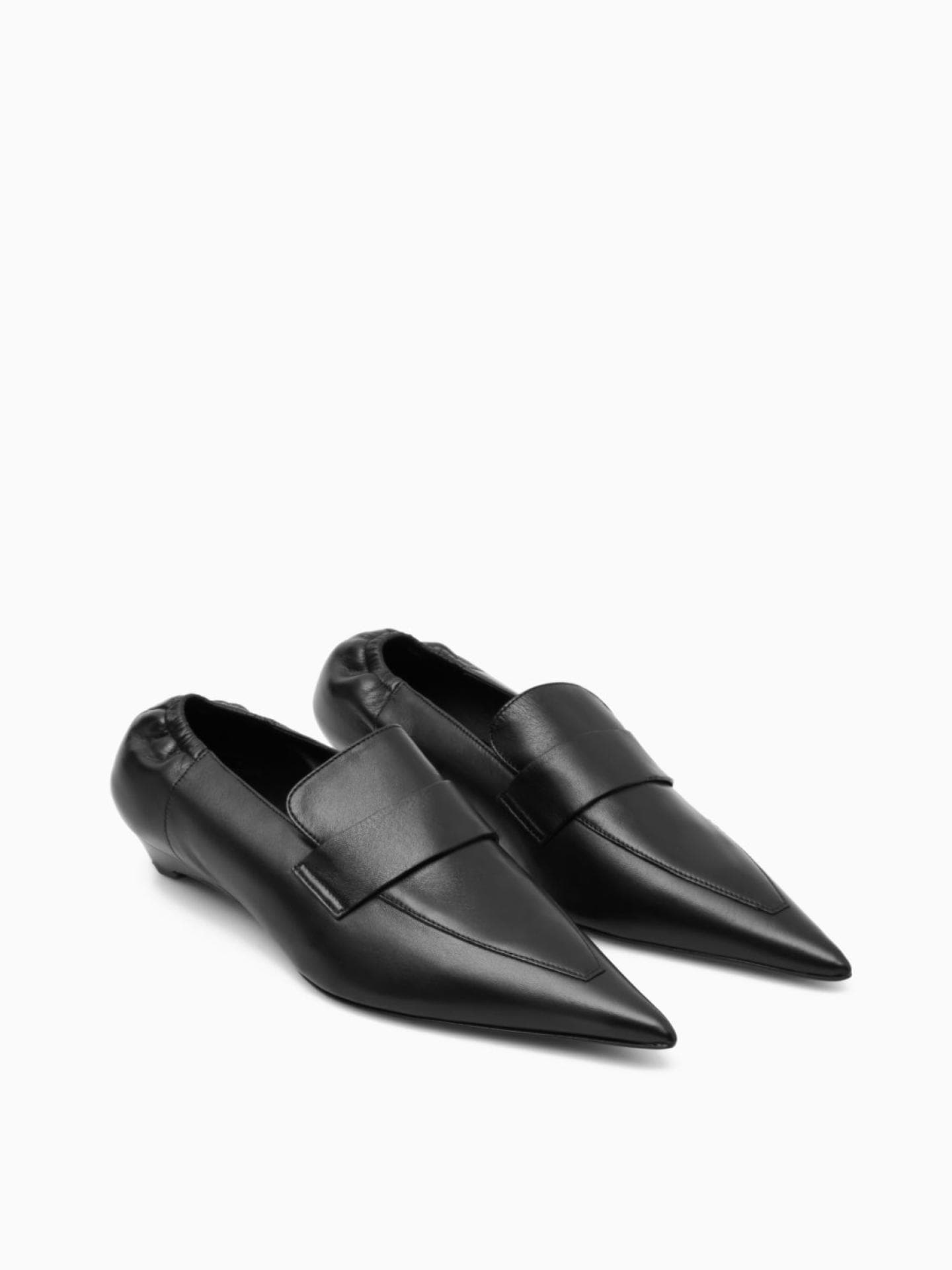 SPITZE LEDERLOAFER MIT KITTEN-HEEL Cos