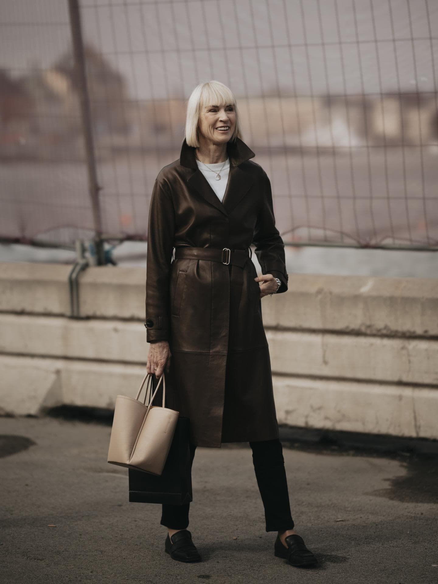 Frau trägt einen braunen Mantel