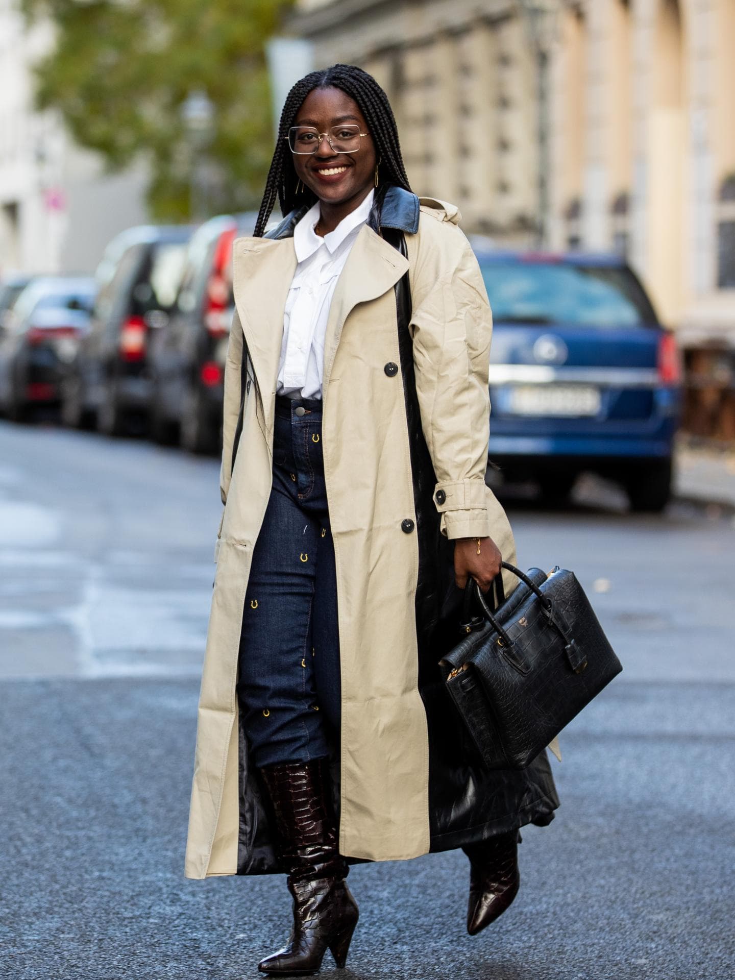 Diese elegante Tasche von MCM ist perfekt für das Büro Frau mit Tasche von MCM