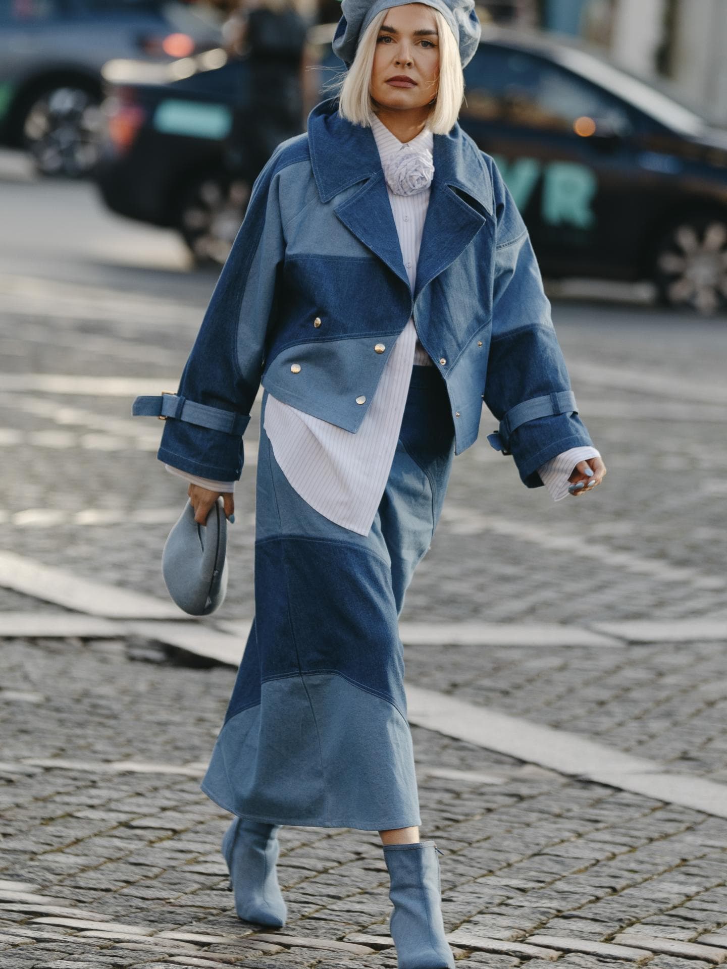 Frau trägt auf Kopenhagen Fashion Week Ankle Boots aus Jeans mit Jeansrock Jeansjacke gestreifter Bluse und Accessoires aus Jeans Ankle Boots kombinieren